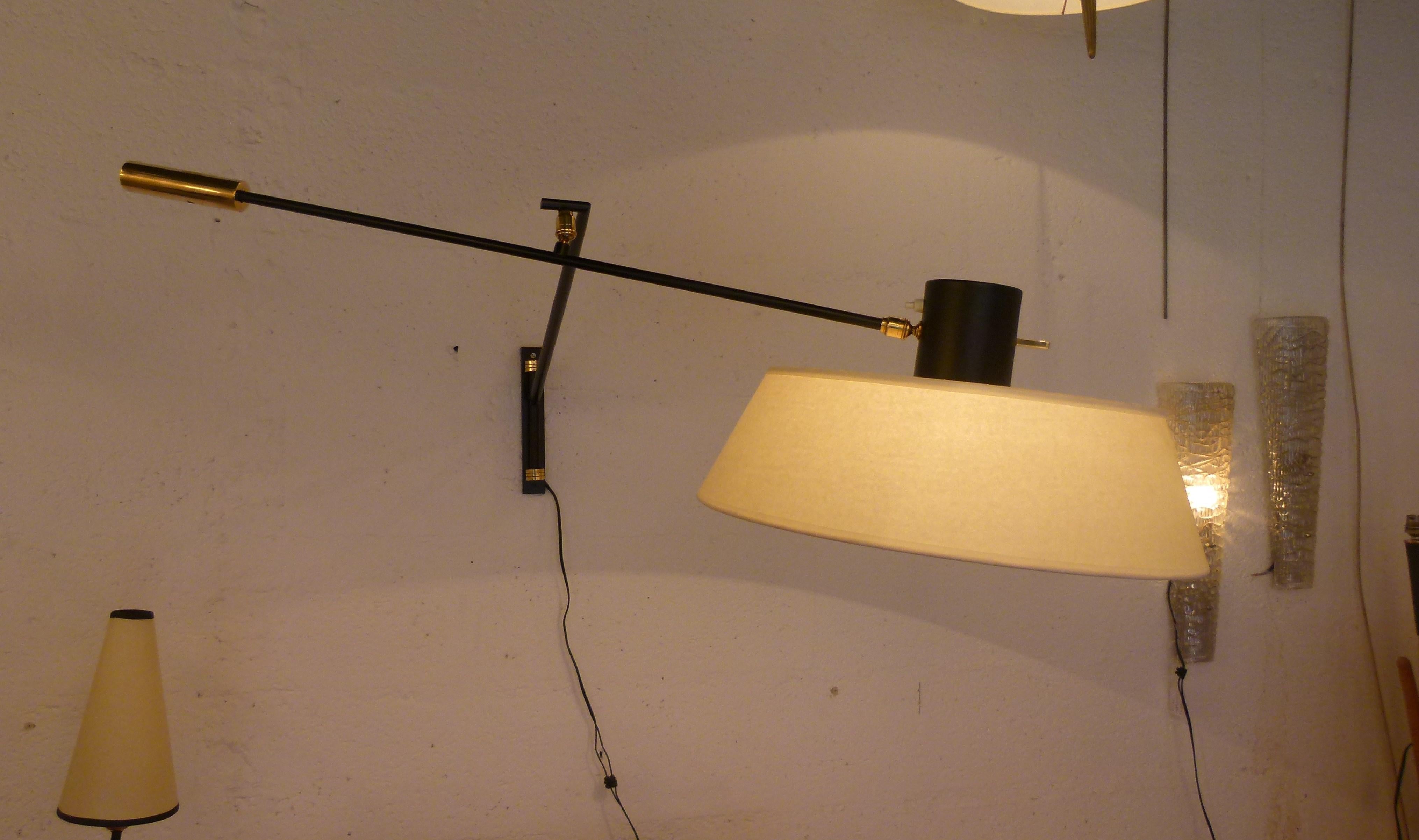 Paire d'appliques à contrepoids, Maison Lunel circa 1950 en vente 5