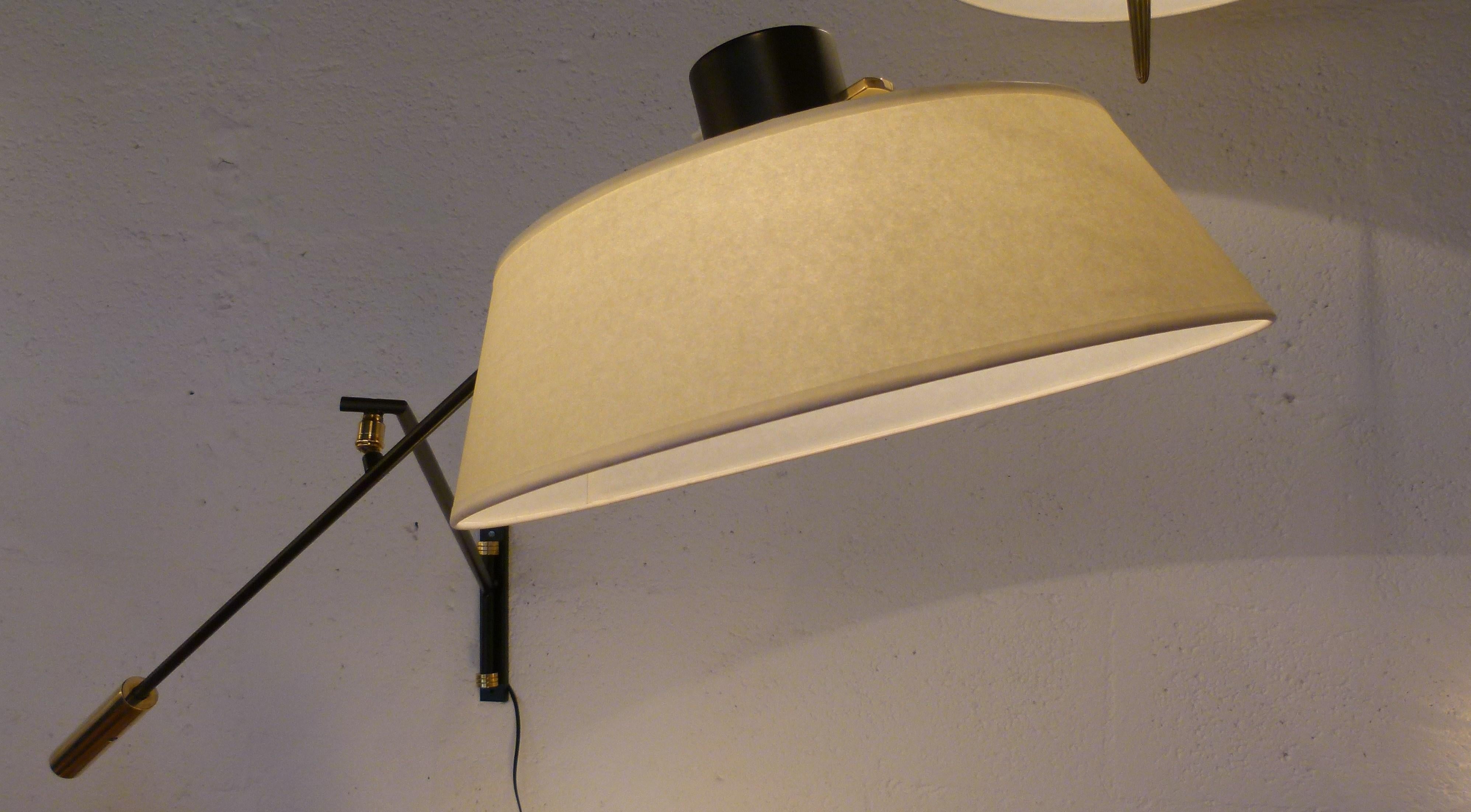 Paire d'appliques en laiton massif et métal laqué noir.
Composé de 2 bras articulés et d'une base rectangulaire articulée.
Un pivot en laiton permet d'orienter l'abat-jour.
Travail français circa 1950 par Maison Lunel
Parfait état.