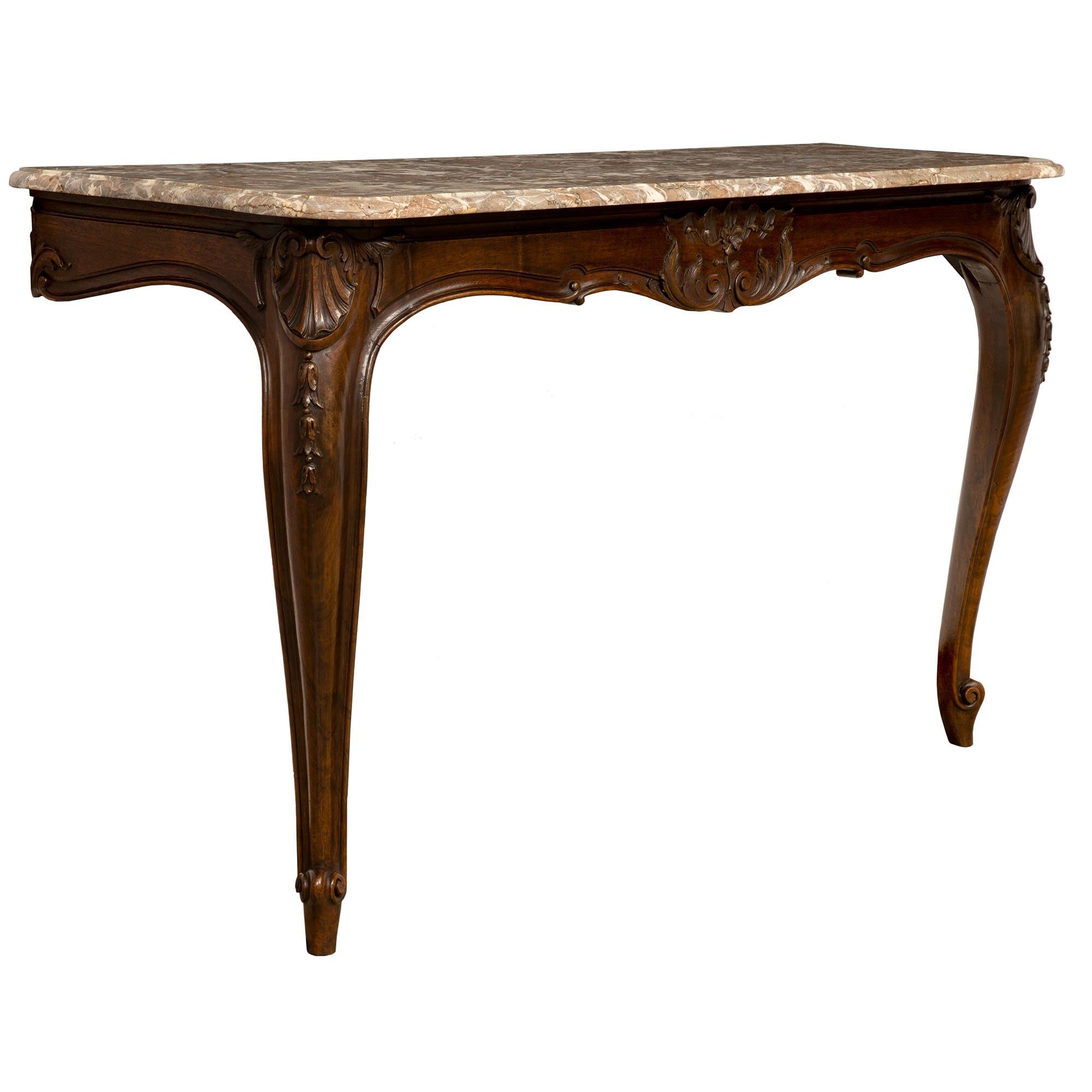 Paar französische Konsolen aus Nussbaum im Landhausstil des 19. Jahrhunderts Louis XV (Louis XV.) im Angebot