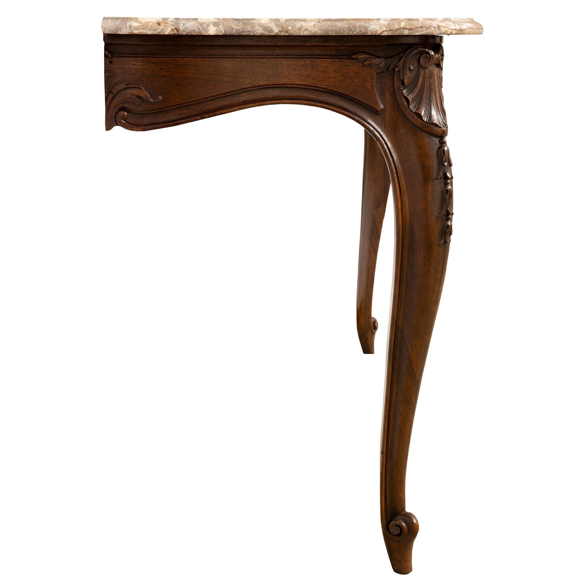 Paar französische Konsolen aus Nussbaum im Landhausstil des 19. Jahrhunderts Louis XV (Französisch) im Angebot