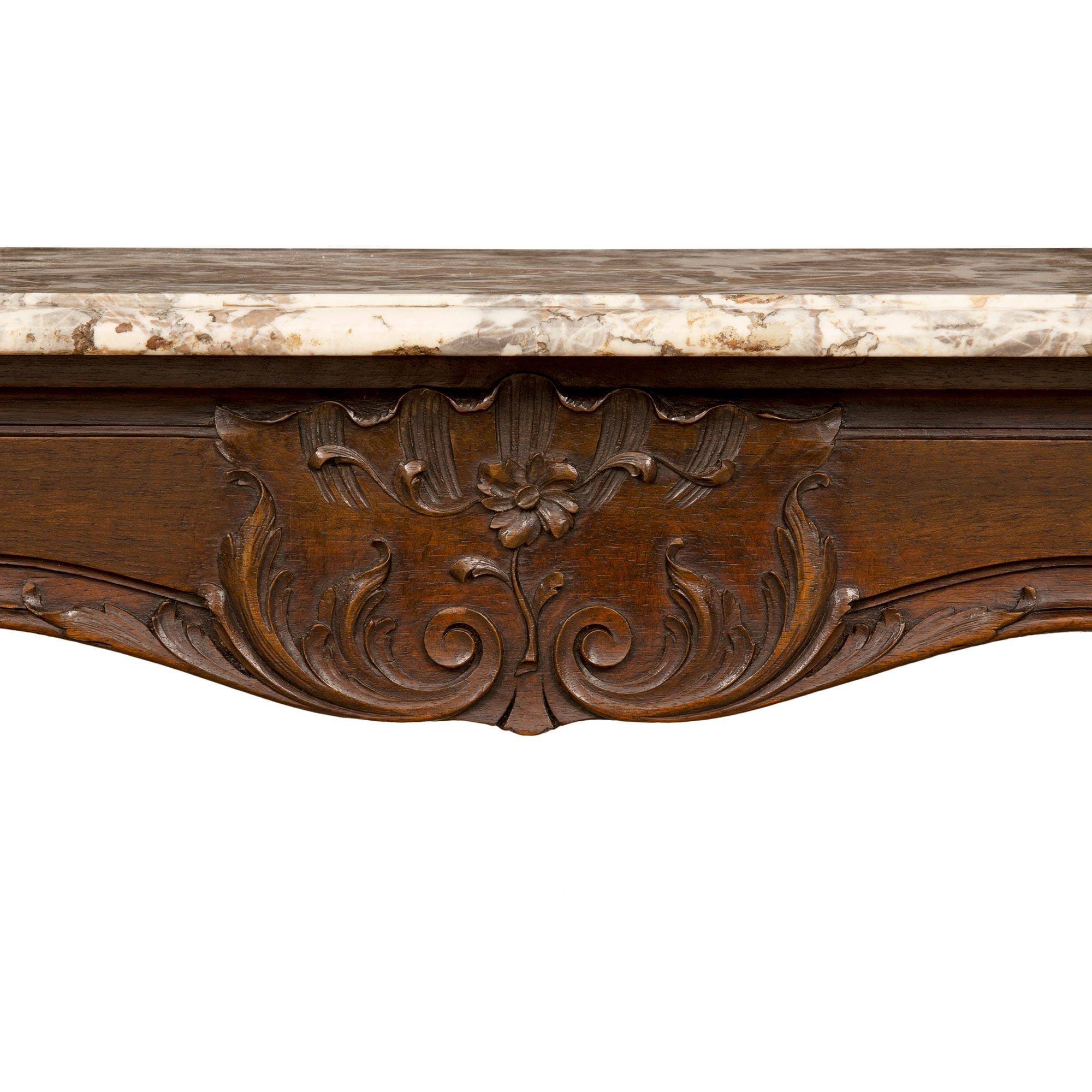 Paar französische Konsolen aus Nussbaum im Landhausstil des 19. Jahrhunderts Louis XV im Zustand „Gut“ im Angebot in West Palm Beach, FL