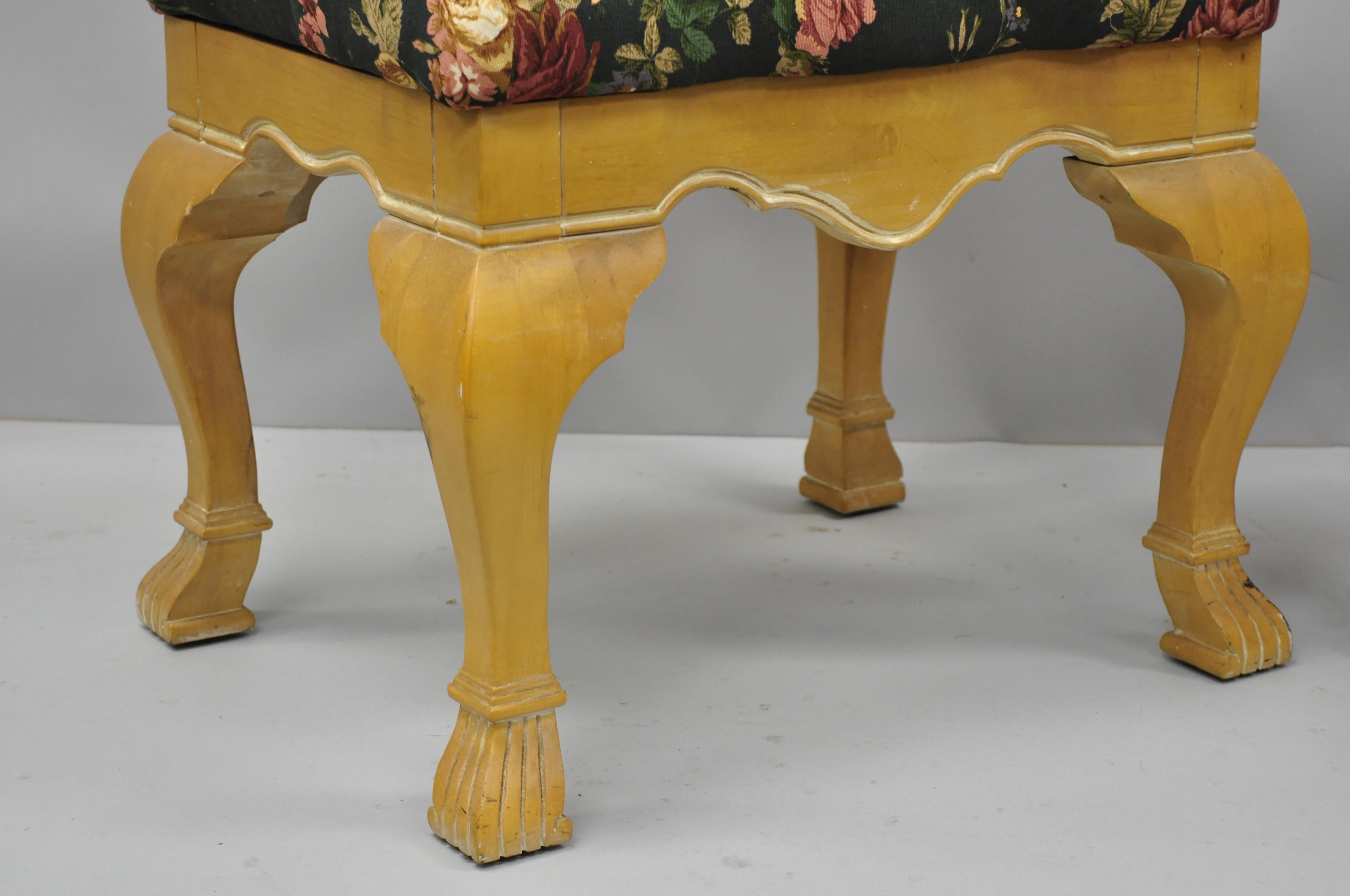 Américain Paire de bancs de style campagnard français avec pieds cabriole et repose-pieds en forme de sabot en vente
