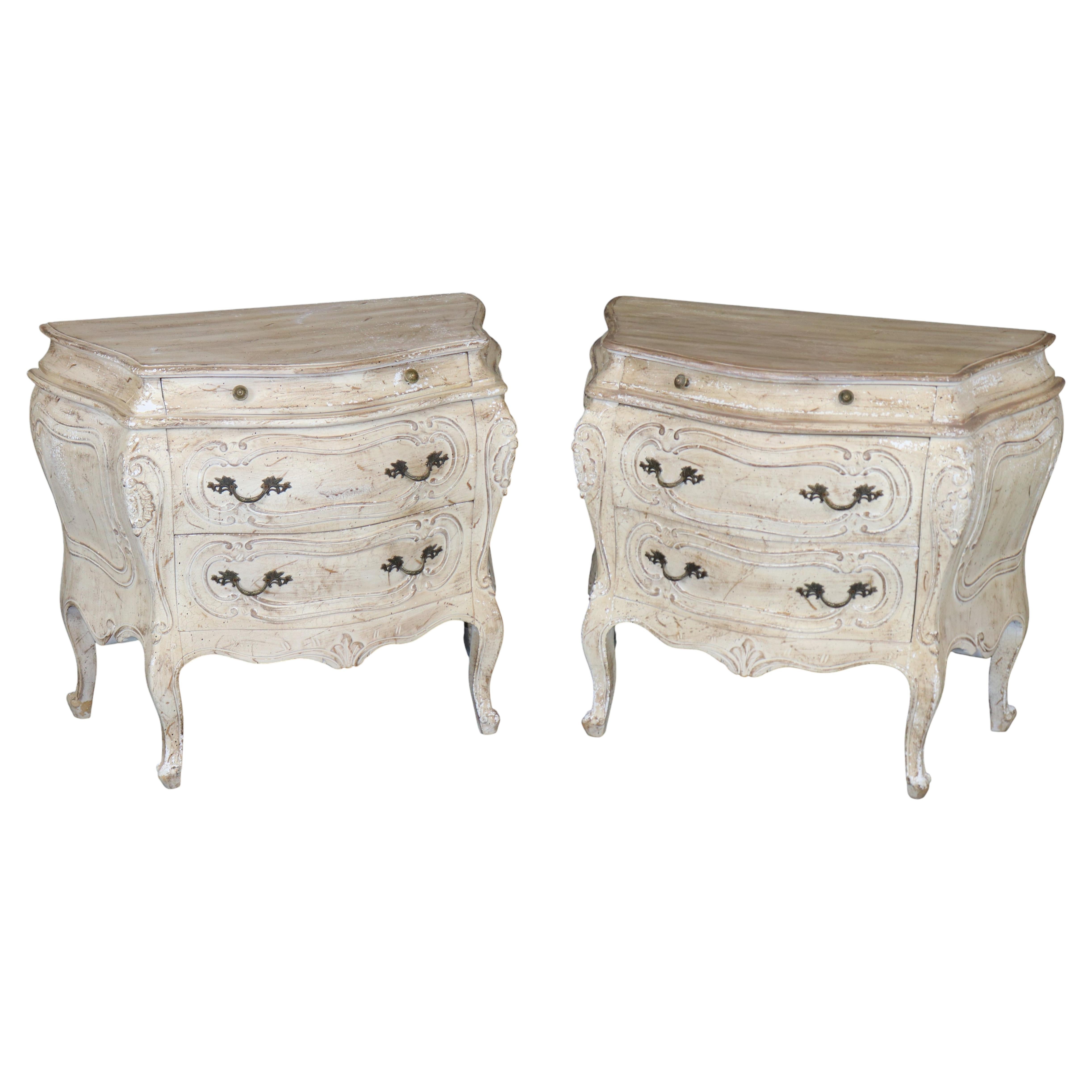 Paire de tables de chevet à 3 tiroirs de style français rustique, décorées d'une peinture vieillie