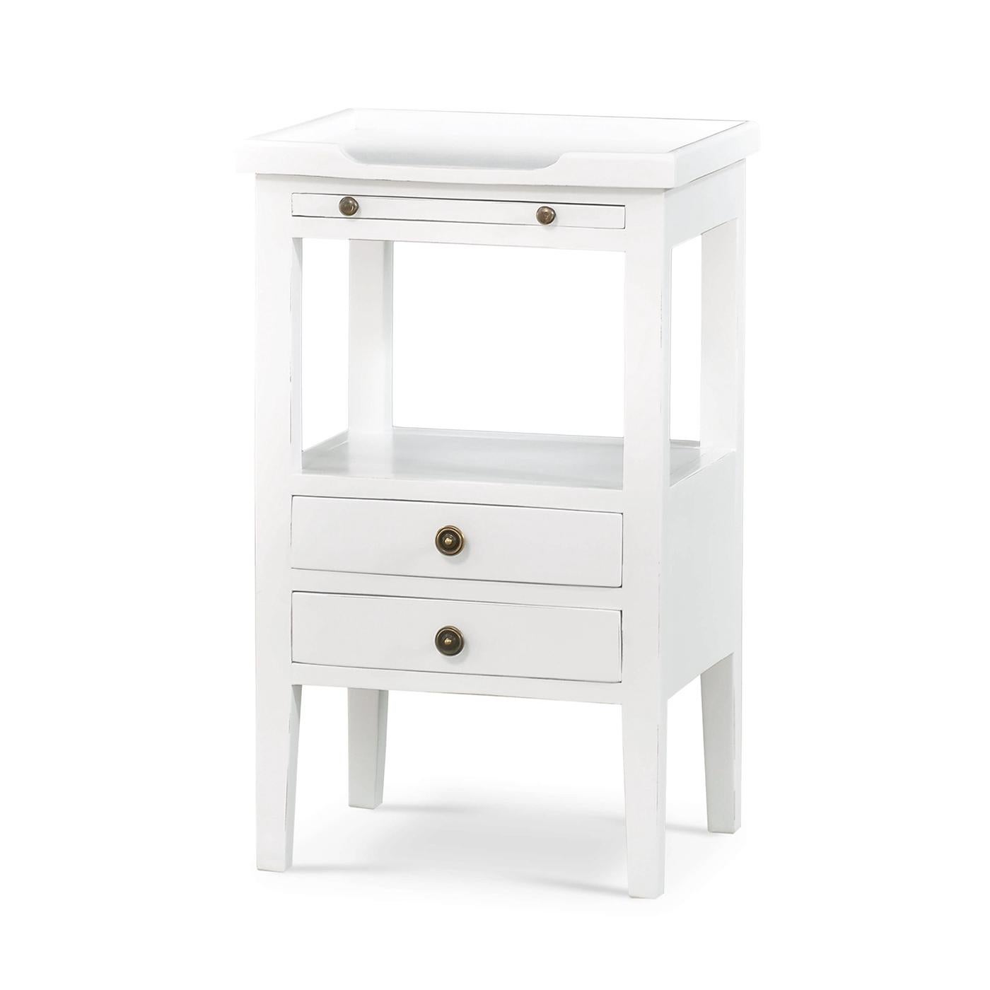 Fabriquée avec une attention méticuleuse aux détails, cette table d'appoint est dotée d'un plateau à bord surélevé, parfait pour garder vos objets en sécurité.

Une étagère coulissante ajoute du caractère et de la fonctionnalité. Fabriqué en acajou