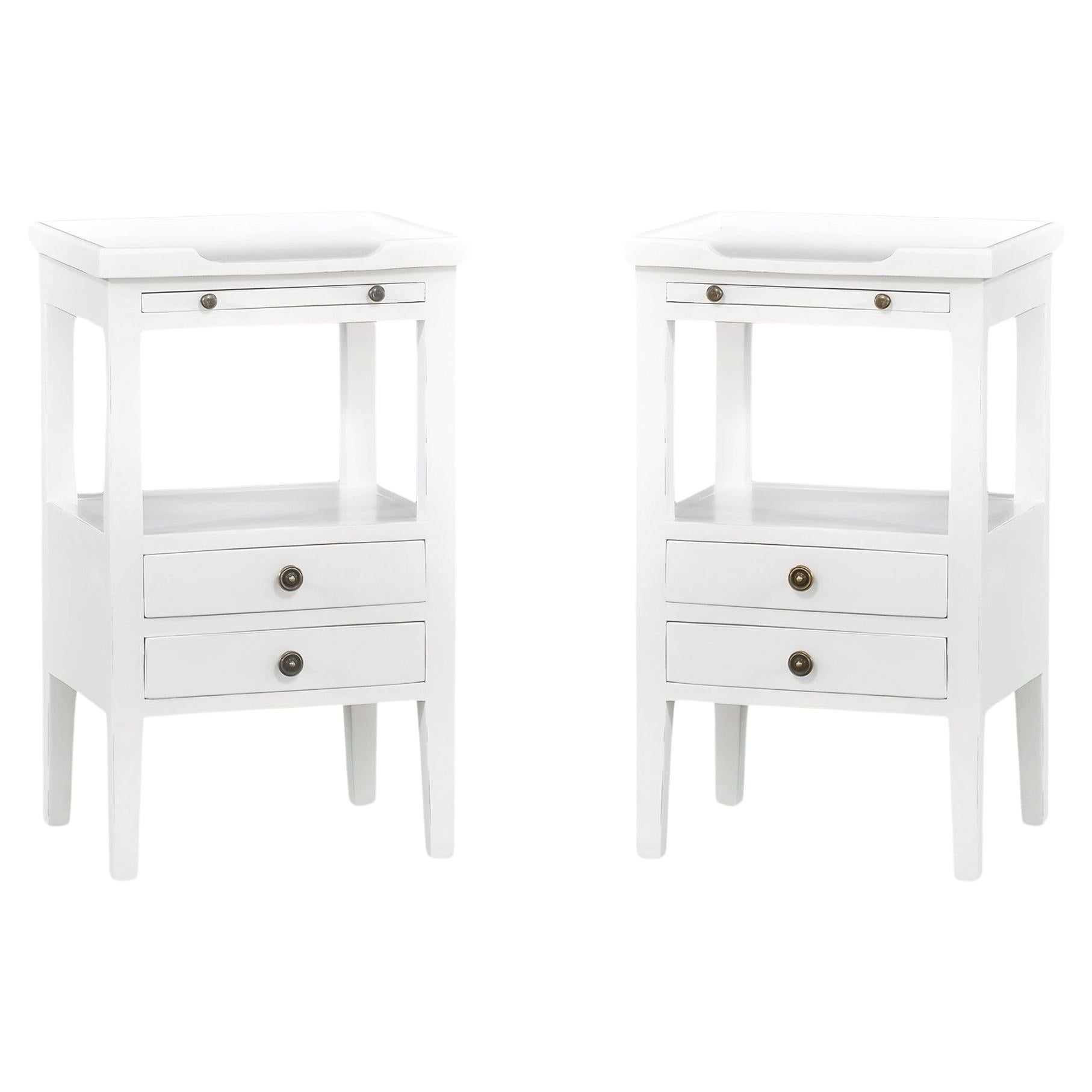 Pareja de Mesas Auxiliares de Estilo Campestre en Blanco