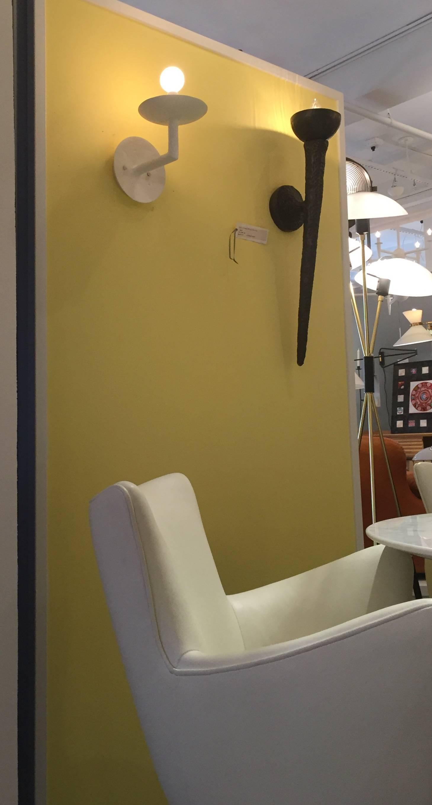 Deux appliques murales en plâtre de Paris qui complètent notre lustre du même motif. Ce luminaire minimaliste présente une finition en plâtre organique. Les lampes utilisent une ampoule candélabre. La puissance maximale est de 60 watts par lampe.