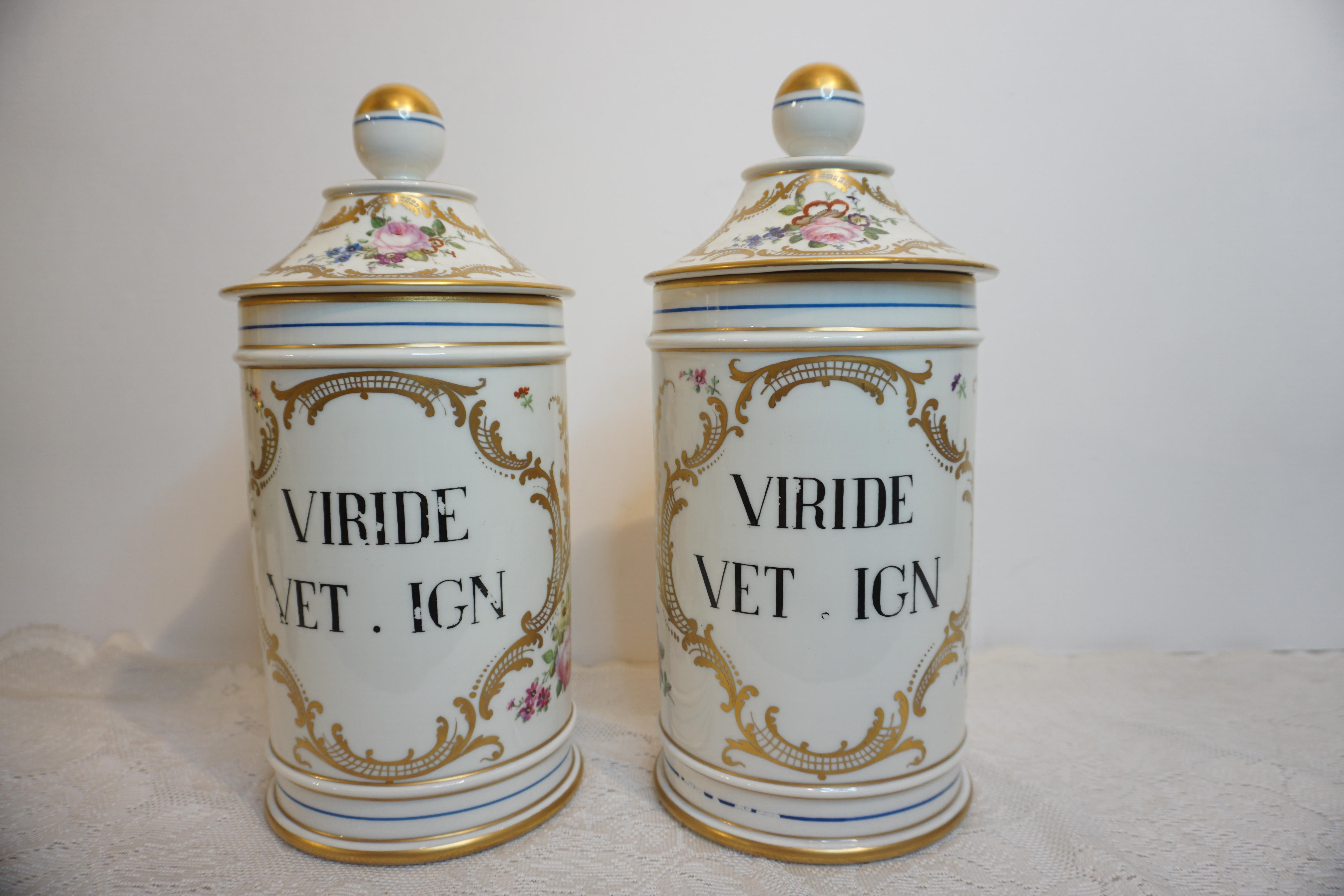 Pareja de tarros de boticario con tapa hechos y pintados por Camille Le Tallec de París mediados del siglo XX en venta