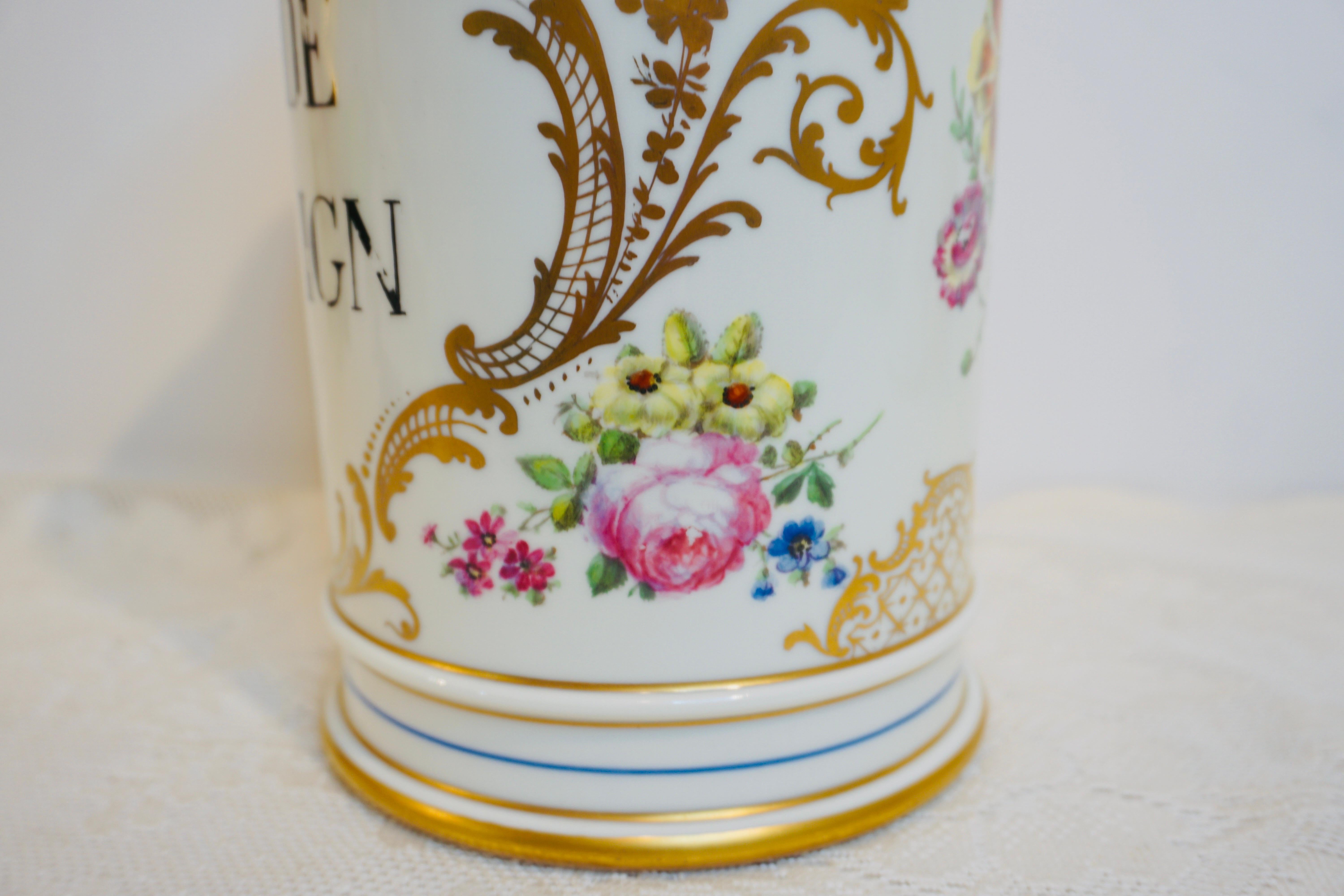 Pareja de tarros de boticario con tapa hechos y pintados por Camille Le Tallec de París Porcelana en venta