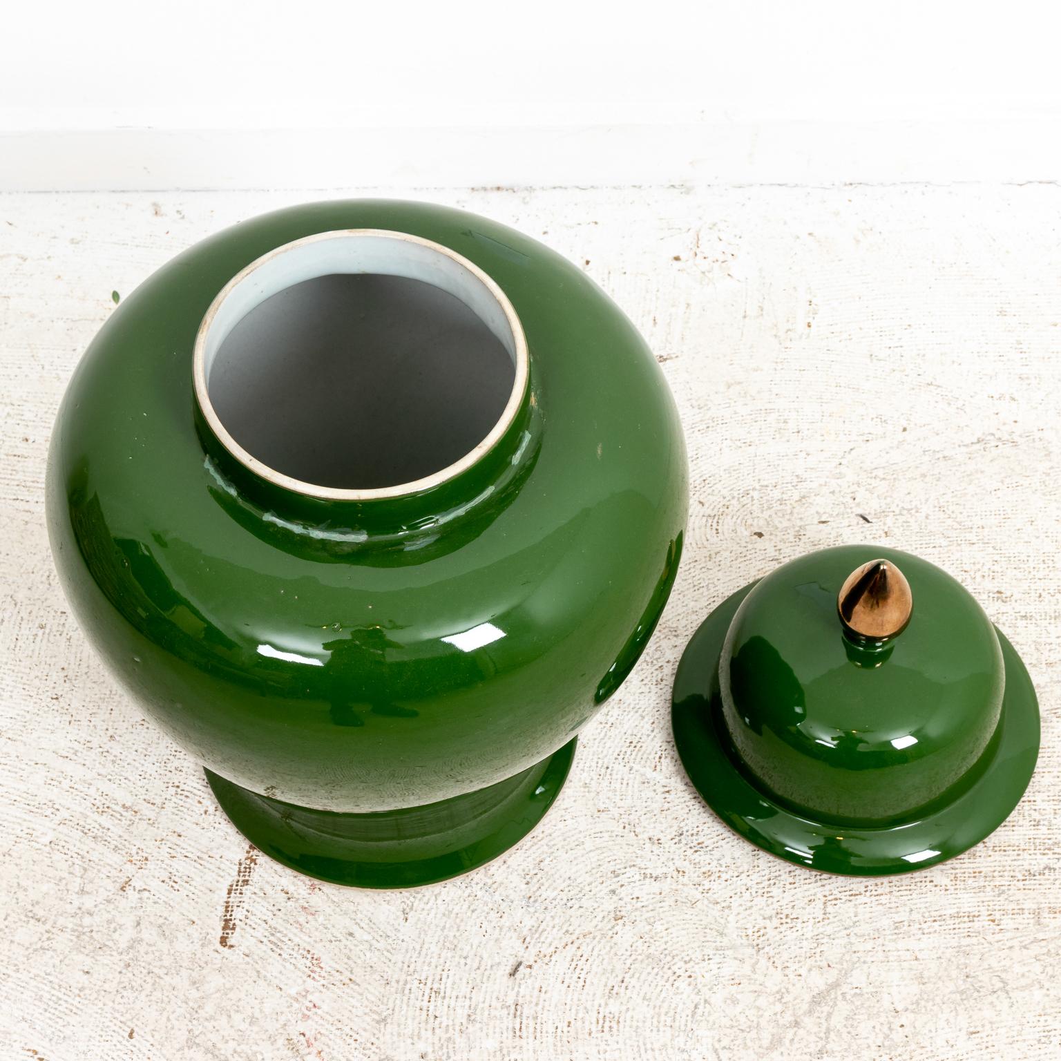 Pair of Covered Green Painted Temple Jars with Lids In Good Condition For Sale In Stamford, CT
