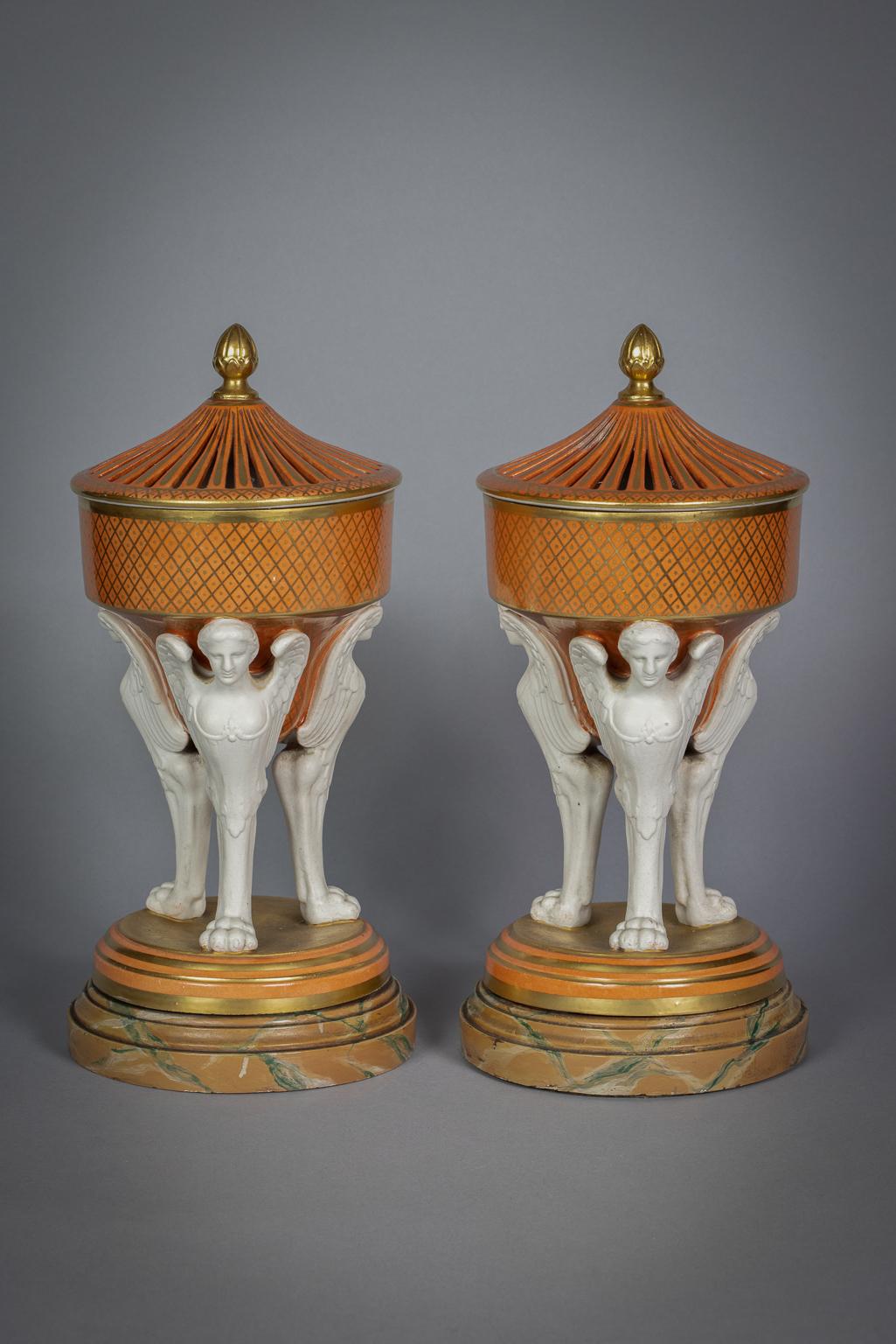 Ein Paar figurale Potpourri-Urnen aus bedecktem Porzellan und Biskuit, um 1820 (Frühes 19. Jahrhundert) im Angebot