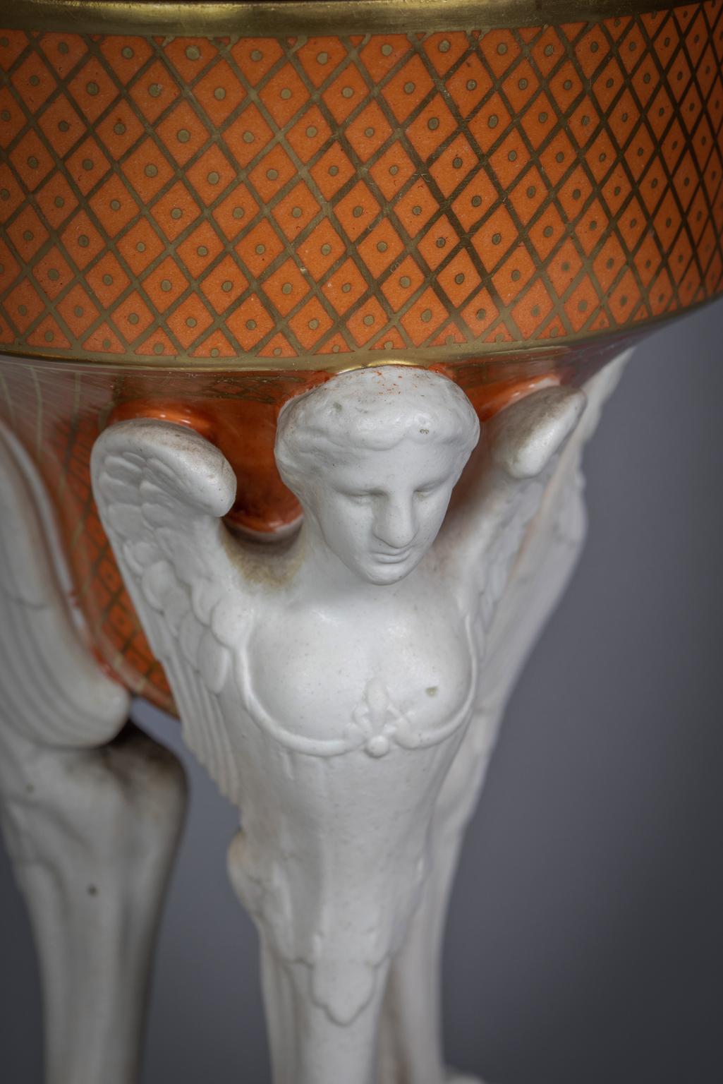 Ein Paar figurale Potpourri-Urnen aus bedecktem Porzellan und Biskuit, um 1820 im Angebot 1