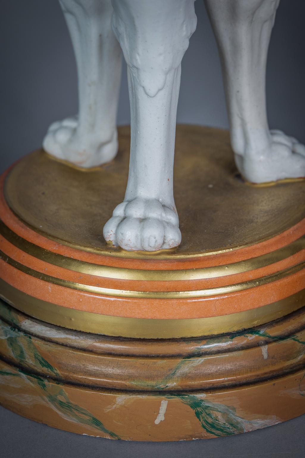 Ein Paar figurale Potpourri-Urnen aus bedecktem Porzellan und Biskuit, um 1820 im Angebot 2