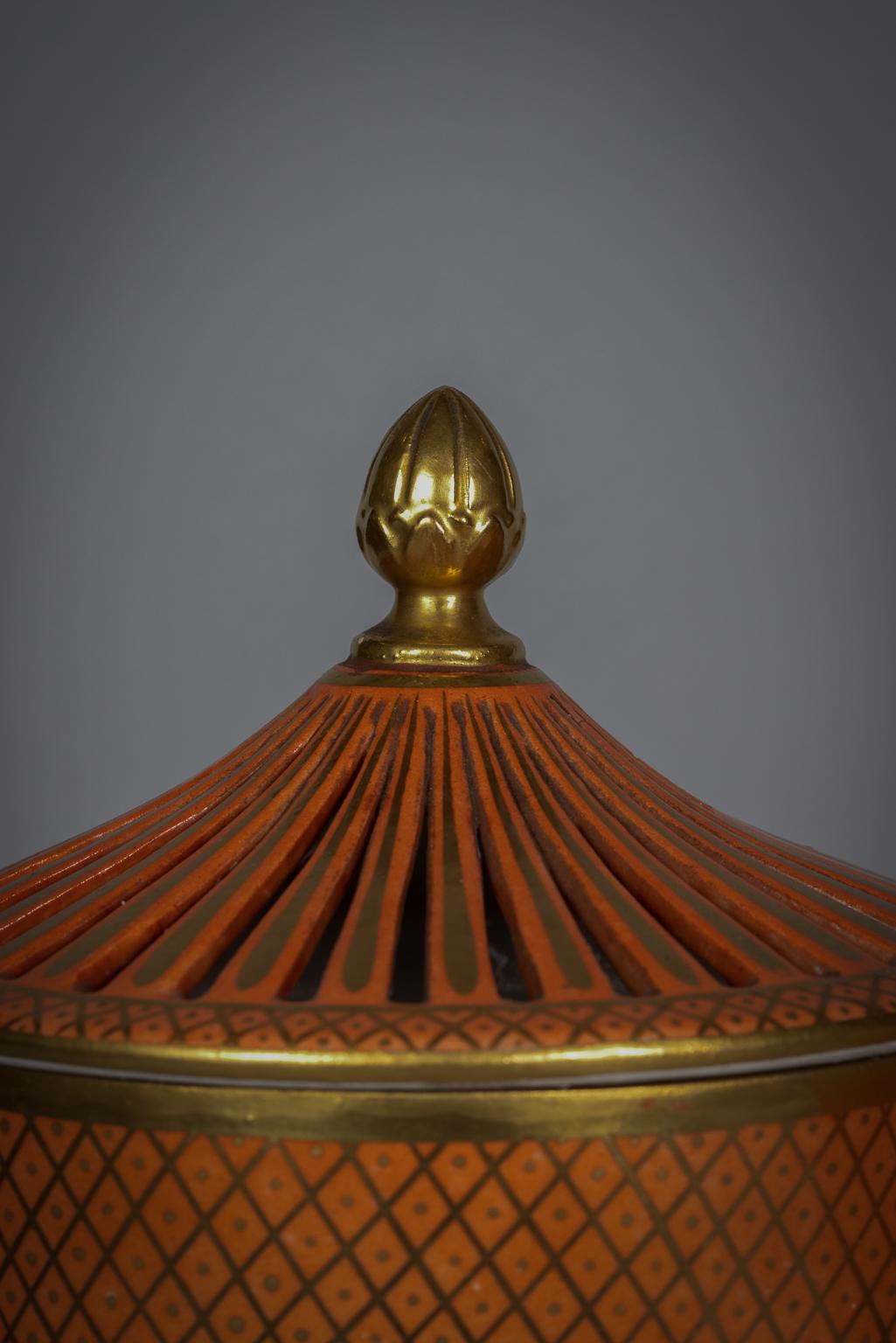 Paire d'urnes Potpourri figuratives couvertes en porcelaine et biscuit, vers 1820 en vente 2