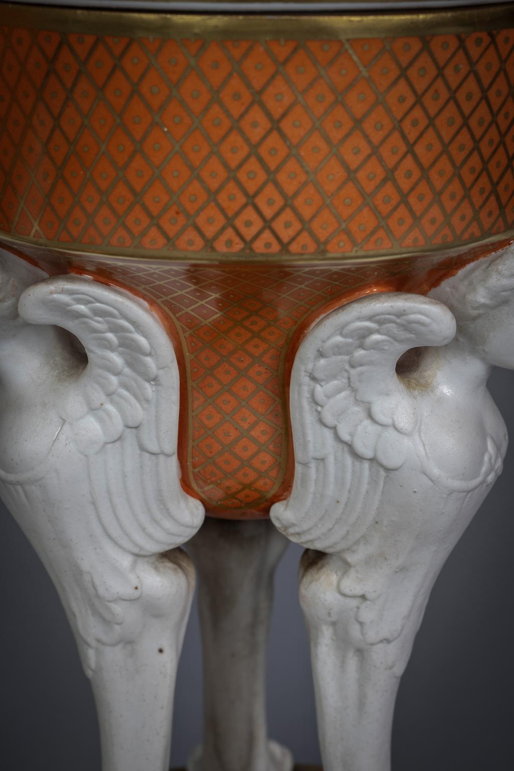 Ein Paar figurale Potpourri-Urnen aus bedecktem Porzellan und Biskuit, um 1820 im Angebot 4