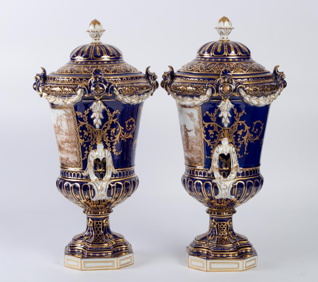 Pair of Covered Porcelain Vases In Good Condition In Saint-Ouen, FR
