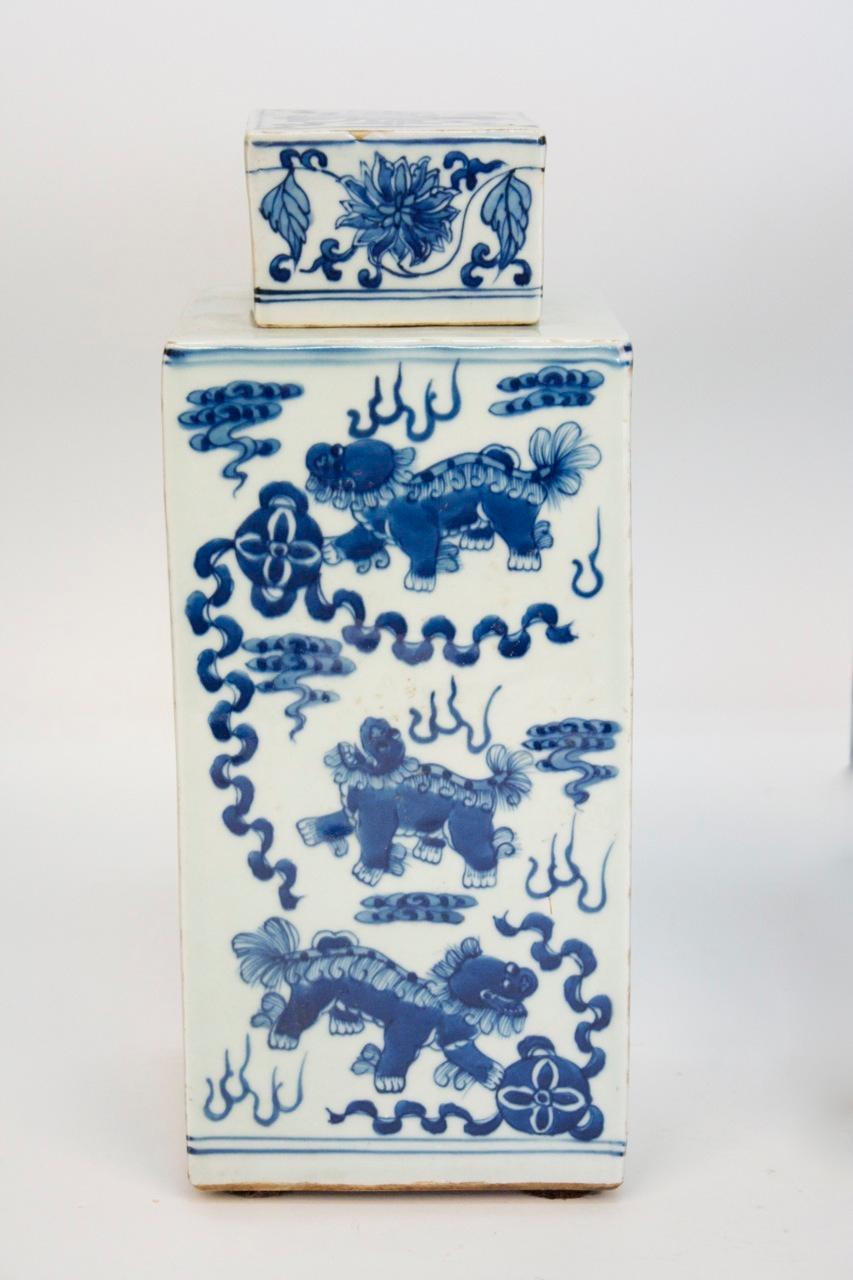 Chinese earthenware with blue and white decoration. The pot’s belly is decorated with Chinese lions, rosettes, ribbons, clouds and flames.
The lid is painted with peonies and foliage.
Work from the 20th century.
  