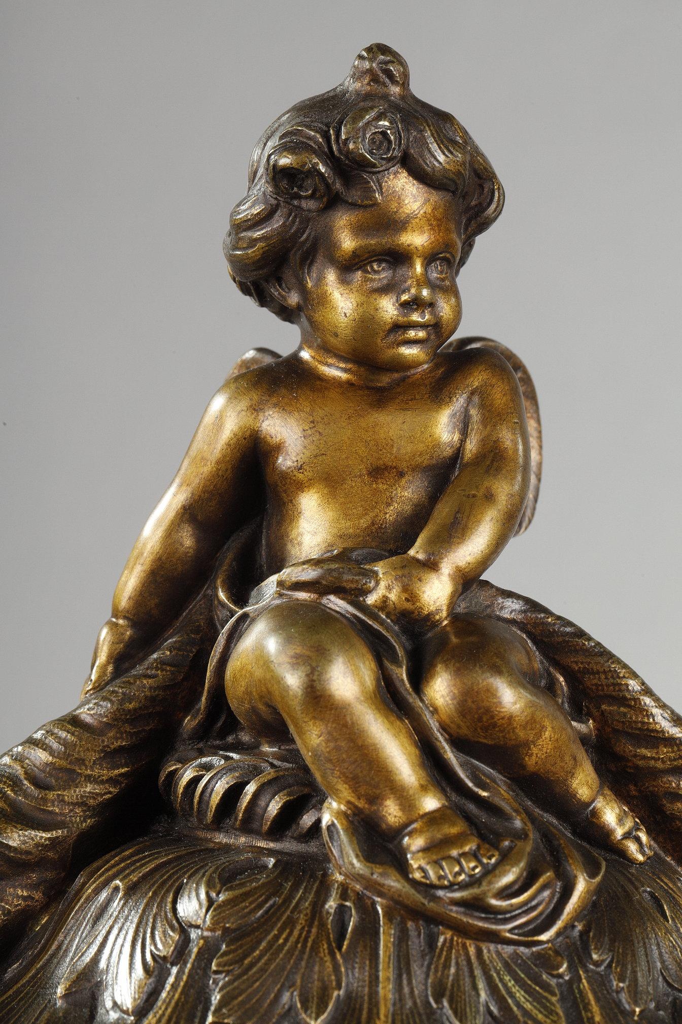 Paire de vases couverts en bronze ciselé avec une riche décoration en vente 5