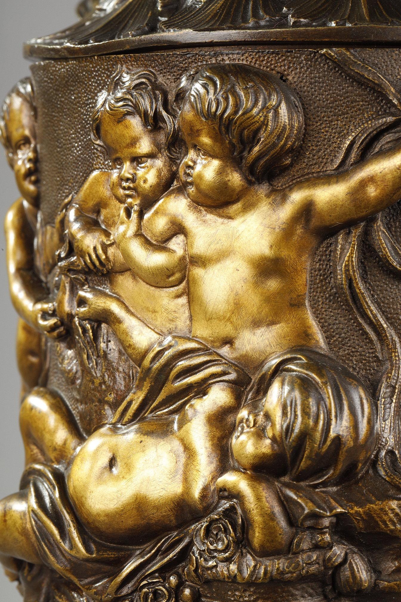 Paire de vases couverts en bronze ciselé avec une riche décoration en vente 9