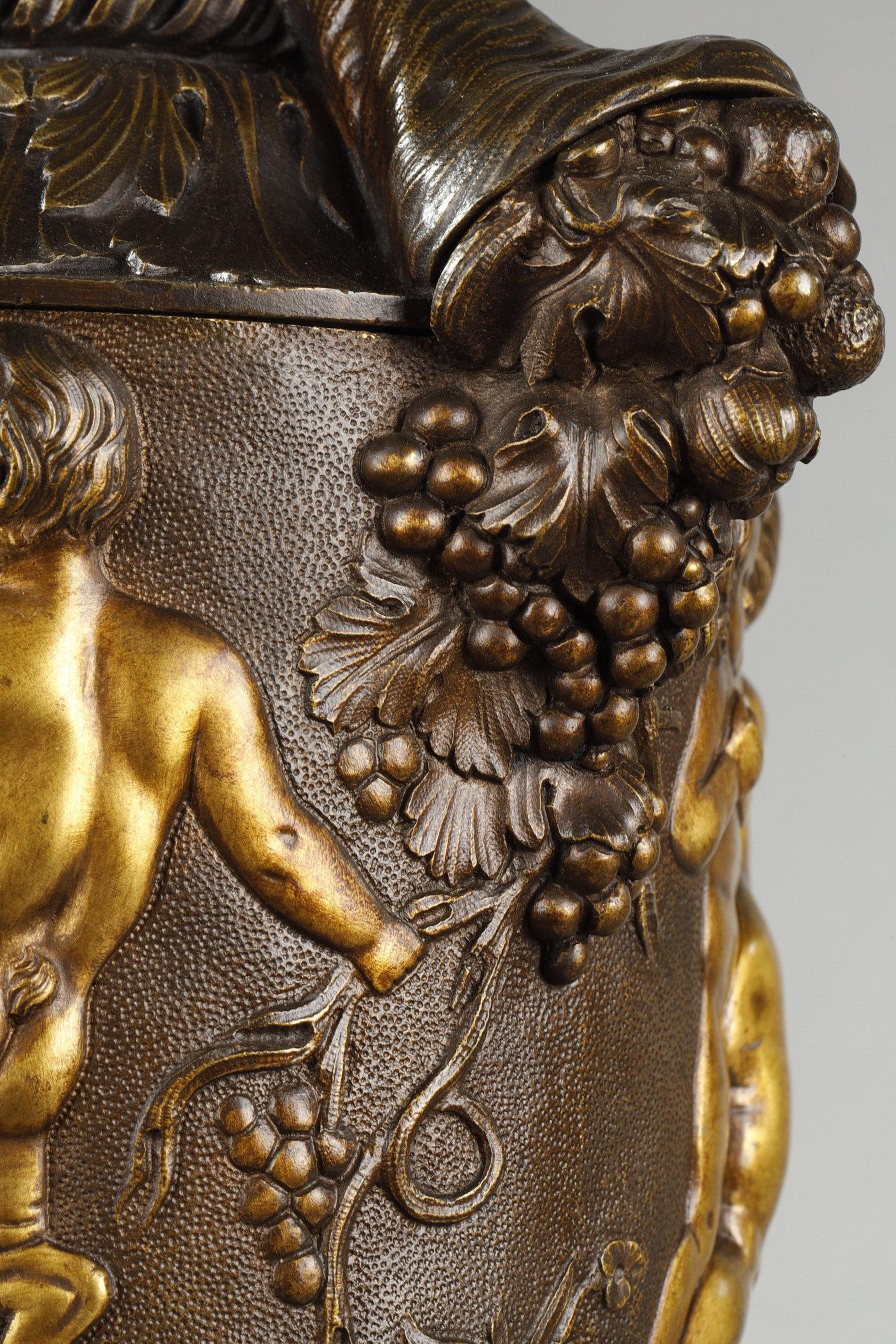 Pair of covered vases, in finely chased bronze with a rich rotating decoration, depicting a round of putti after Claude Michel (1738 -1814 in Paris) known as CLODION, the stylized handles in the form of horns, held by a seated love forming the