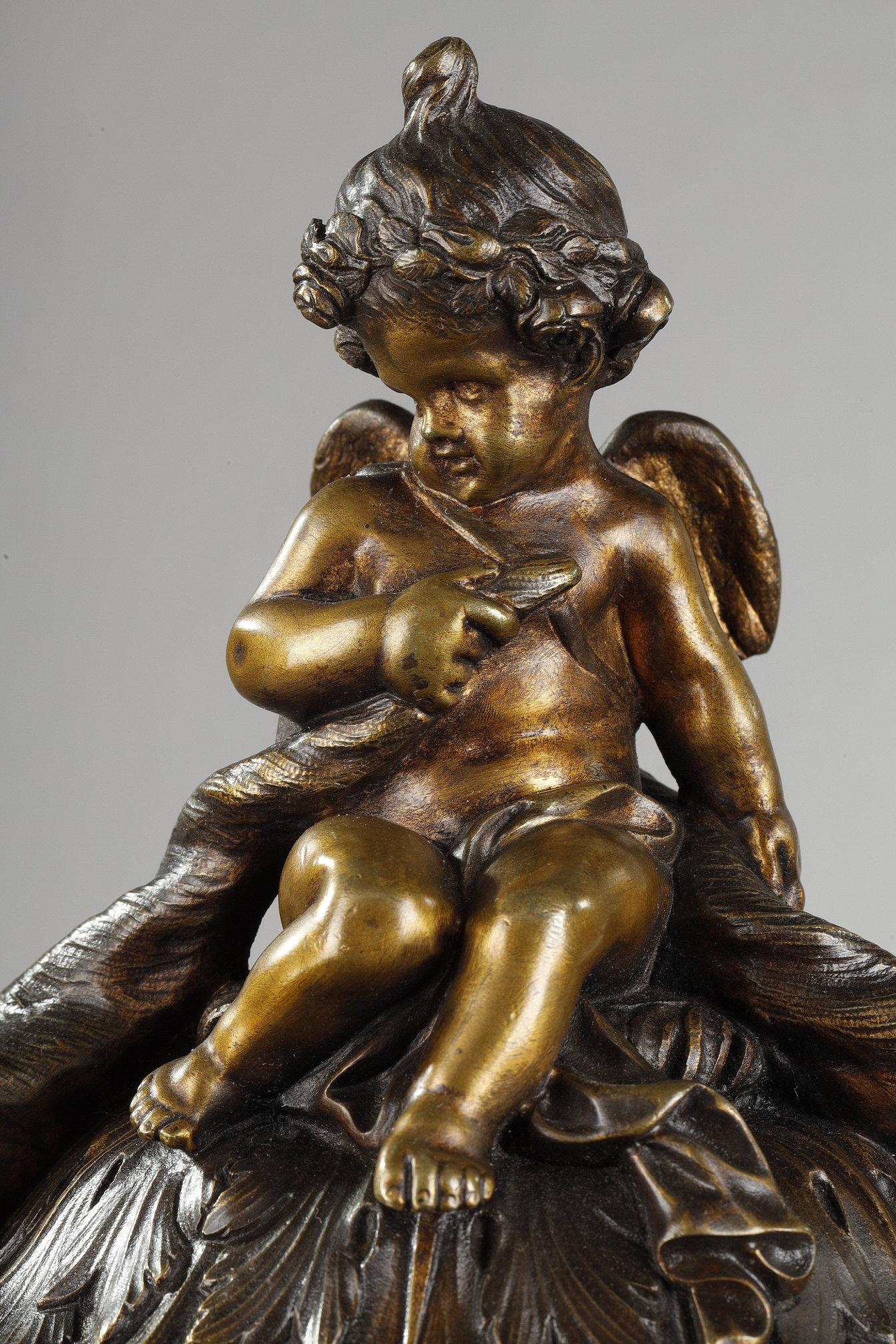 Paire de vases couverts en bronze ciselé avec une riche décoration en vente 14
