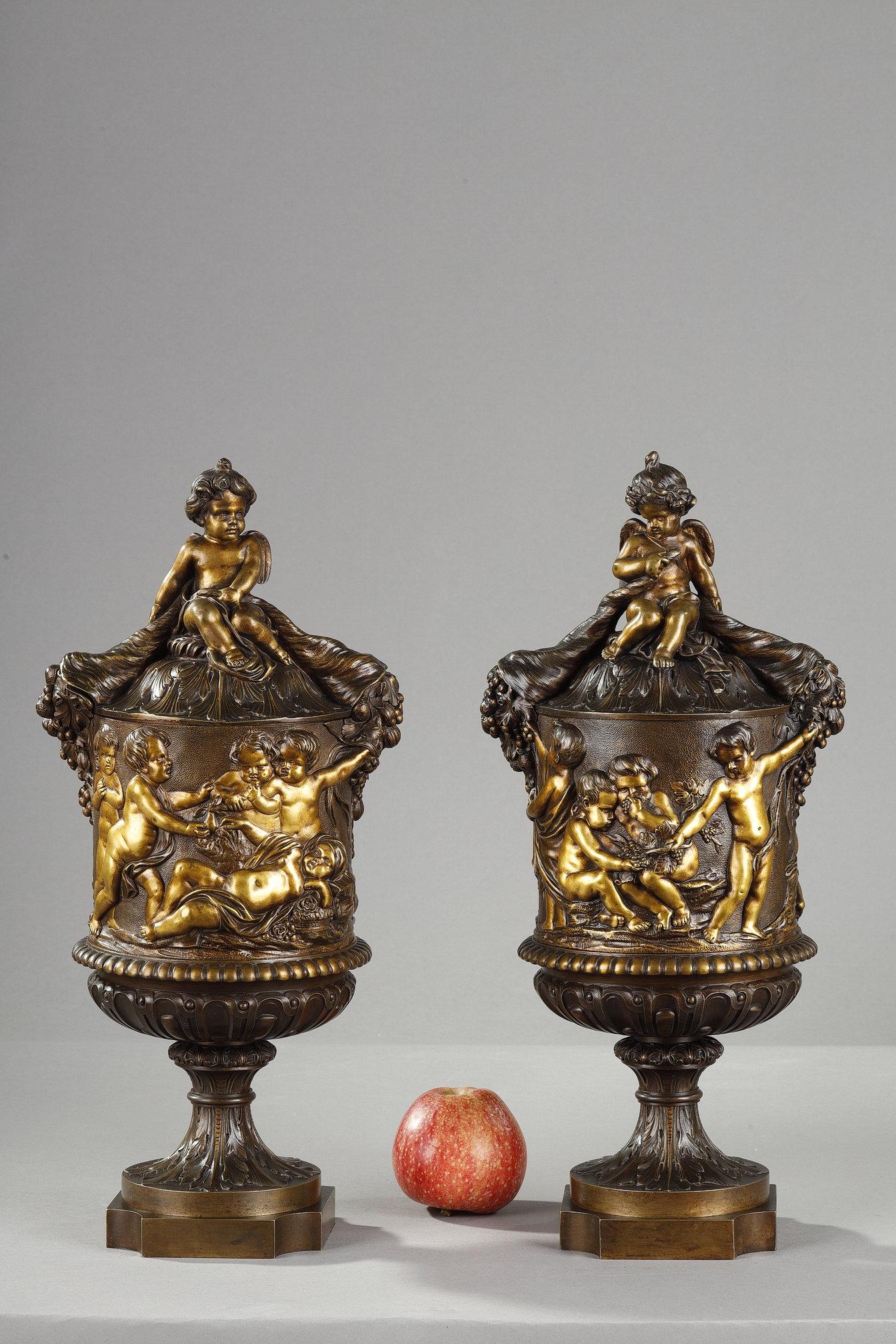 Pair of covered vases in chased bronze with a rich decoration In Good Condition For Sale In Paris, FR