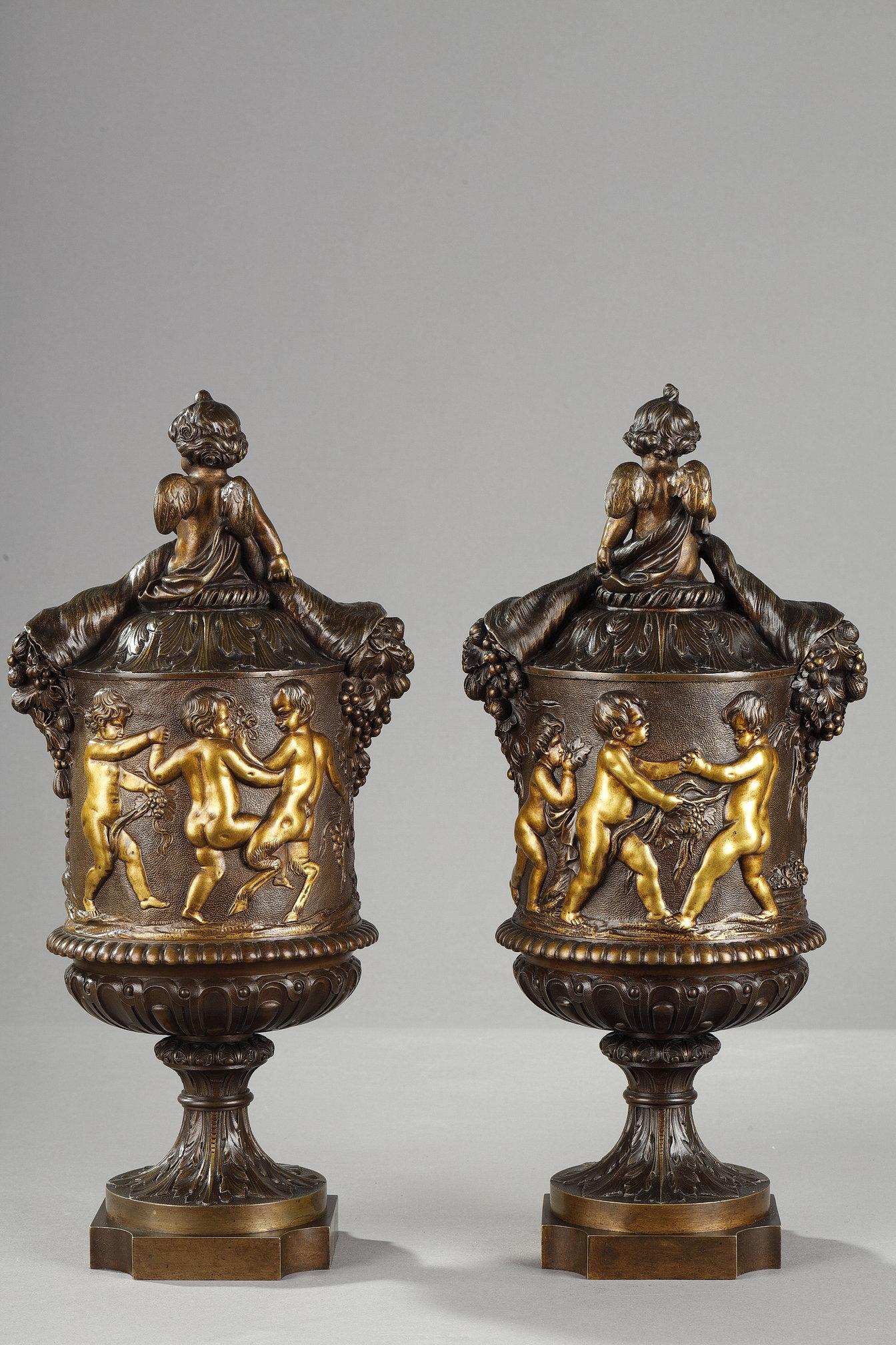 Fin du XIXe siècle Paire de vases couverts en bronze ciselé avec une riche décoration en vente