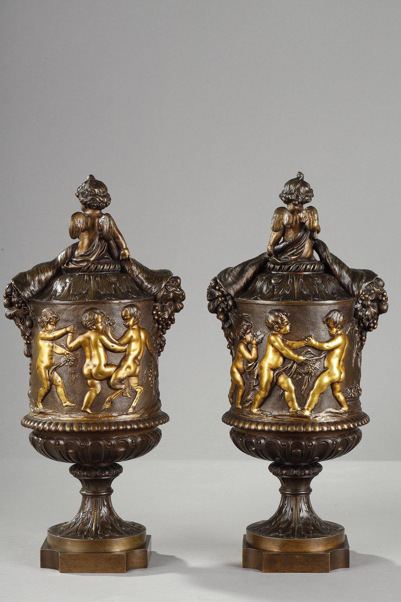 Late 19th Century Pair of covered vases in chased bronze with a rich decoration For Sale