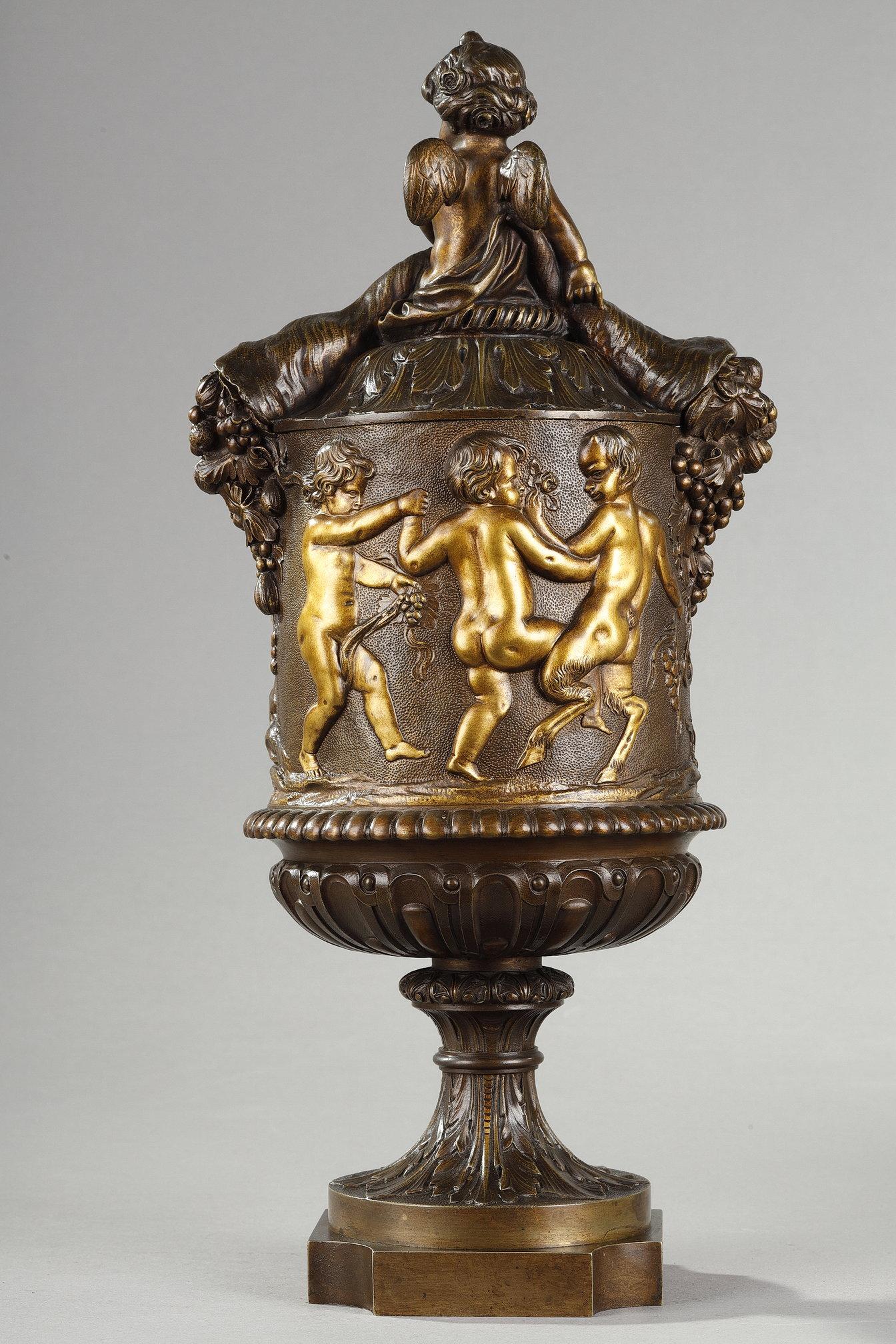 Paire de vases couverts en bronze ciselé avec une riche décoration en vente 2