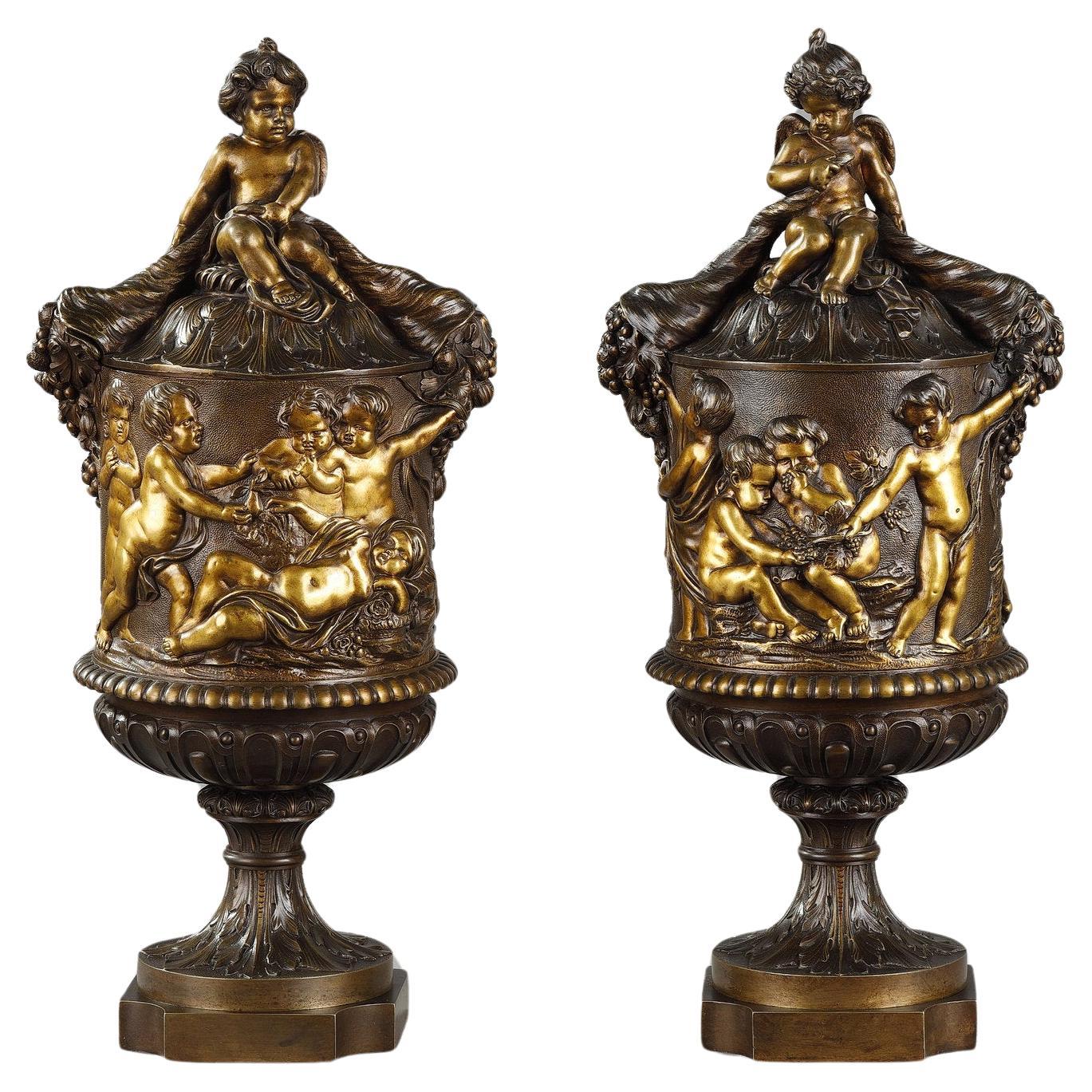 Pair of covered vases in chased bronze with a rich decoration For Sale
