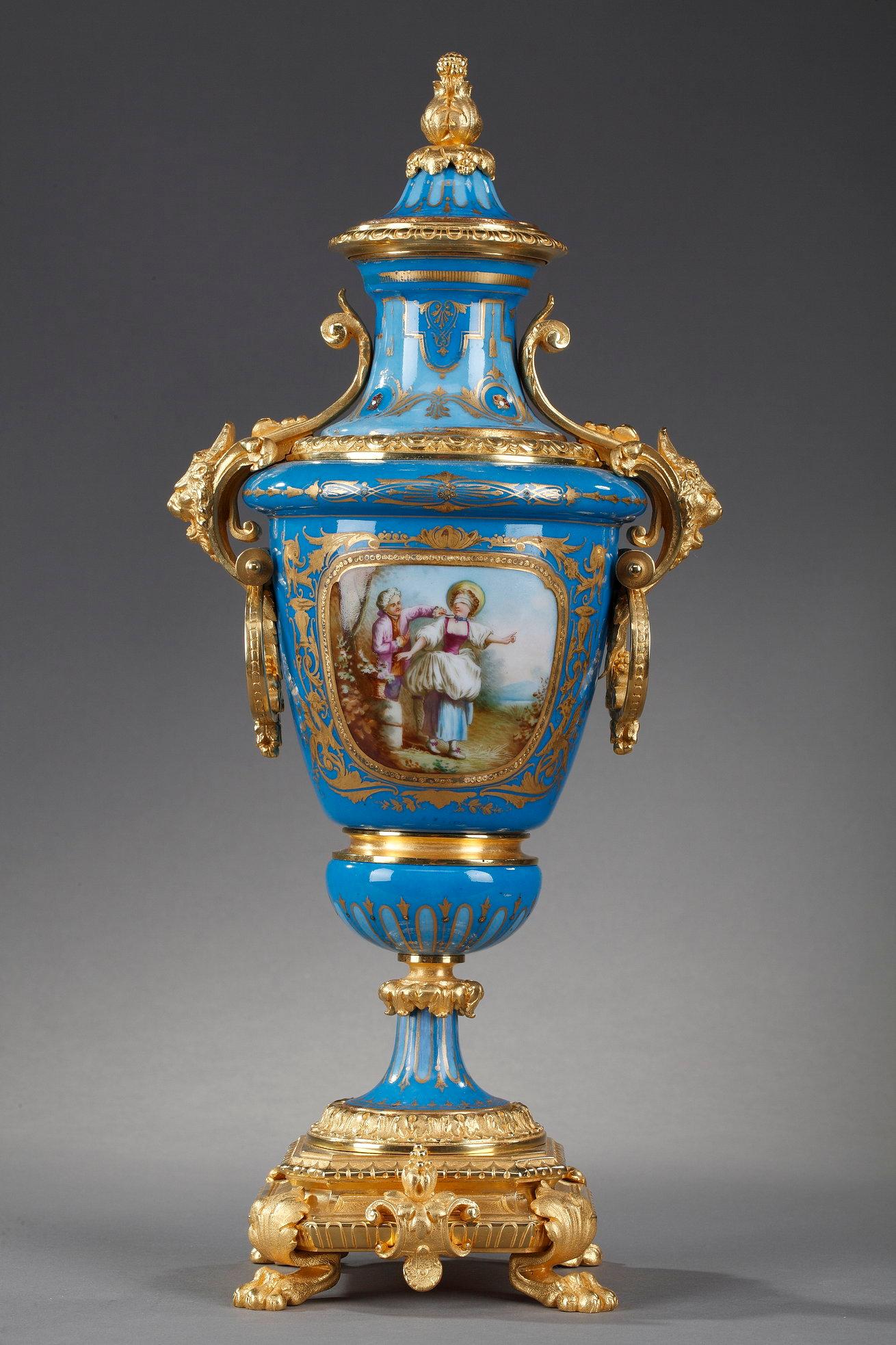 Paar Vasen mit Deckel aus polychromem Porzellan im Stil von Svres (Vergoldet) im Angebot