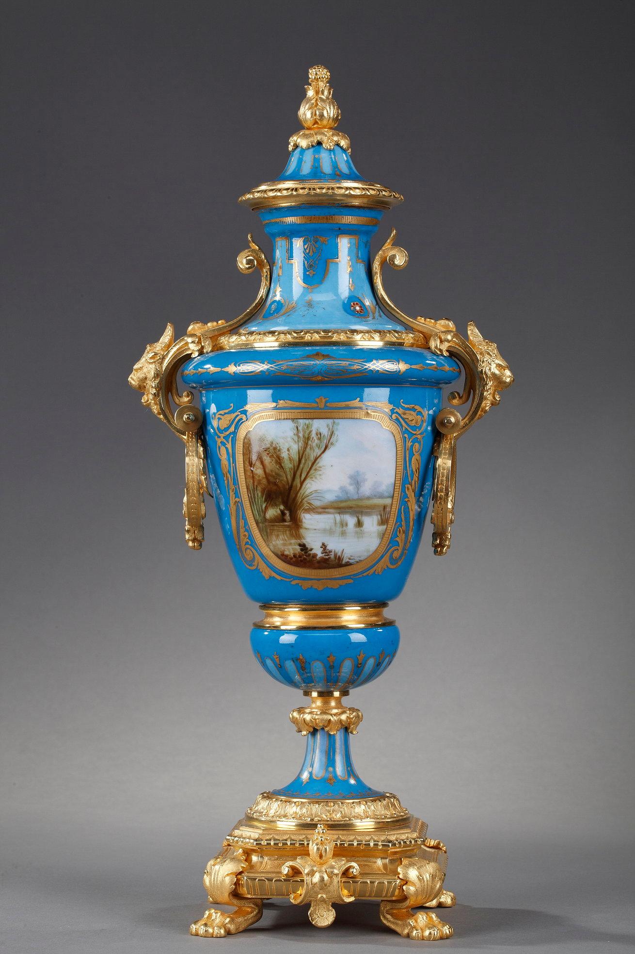 Fin du XIXe siècle Paire de vases à couvercle en porcelaine polychrome dans le goût des Svres en vente