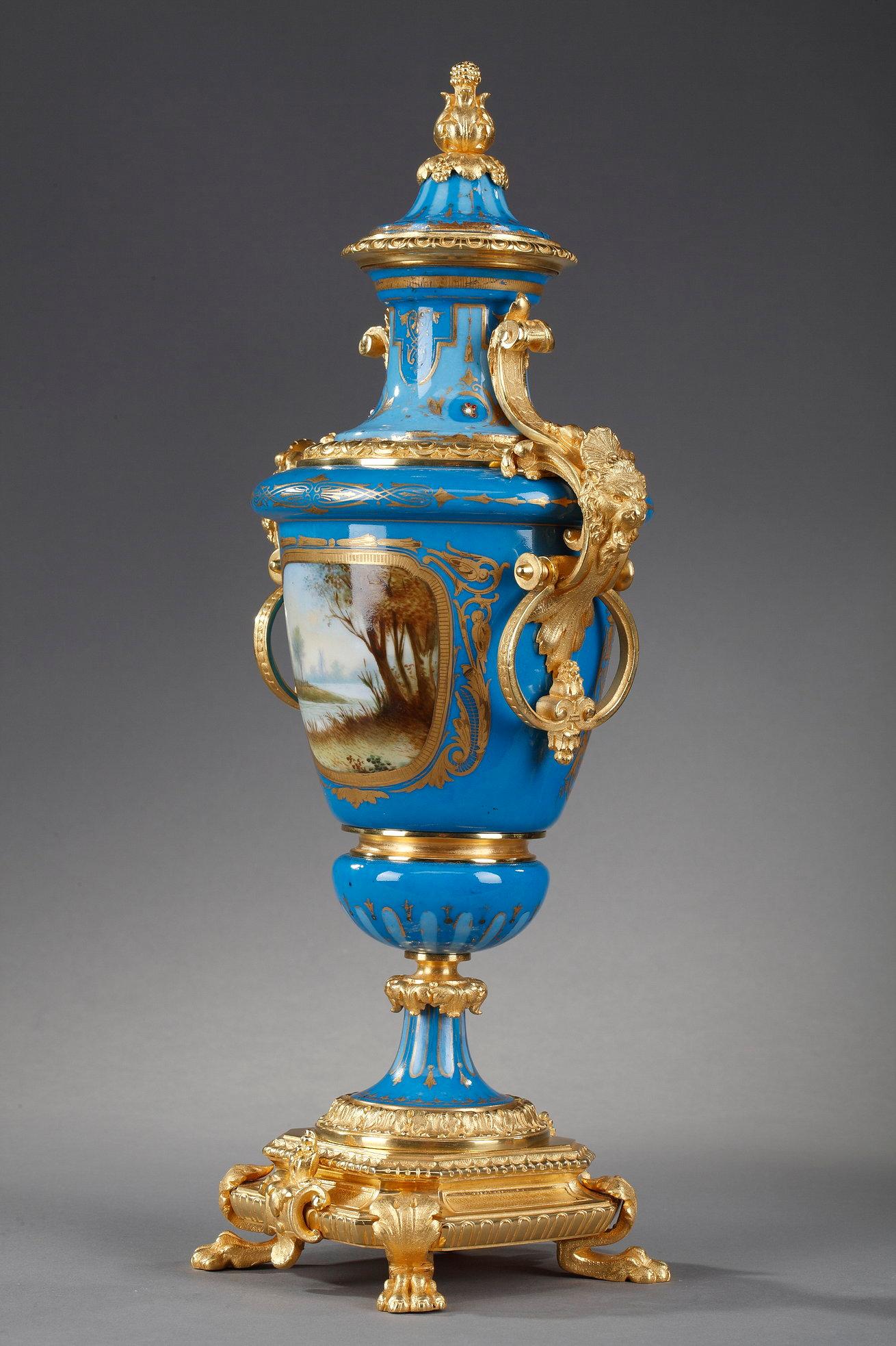 Paar Vasen mit Deckel aus polychromem Porzellan im Stil von Svres (Bronze) im Angebot