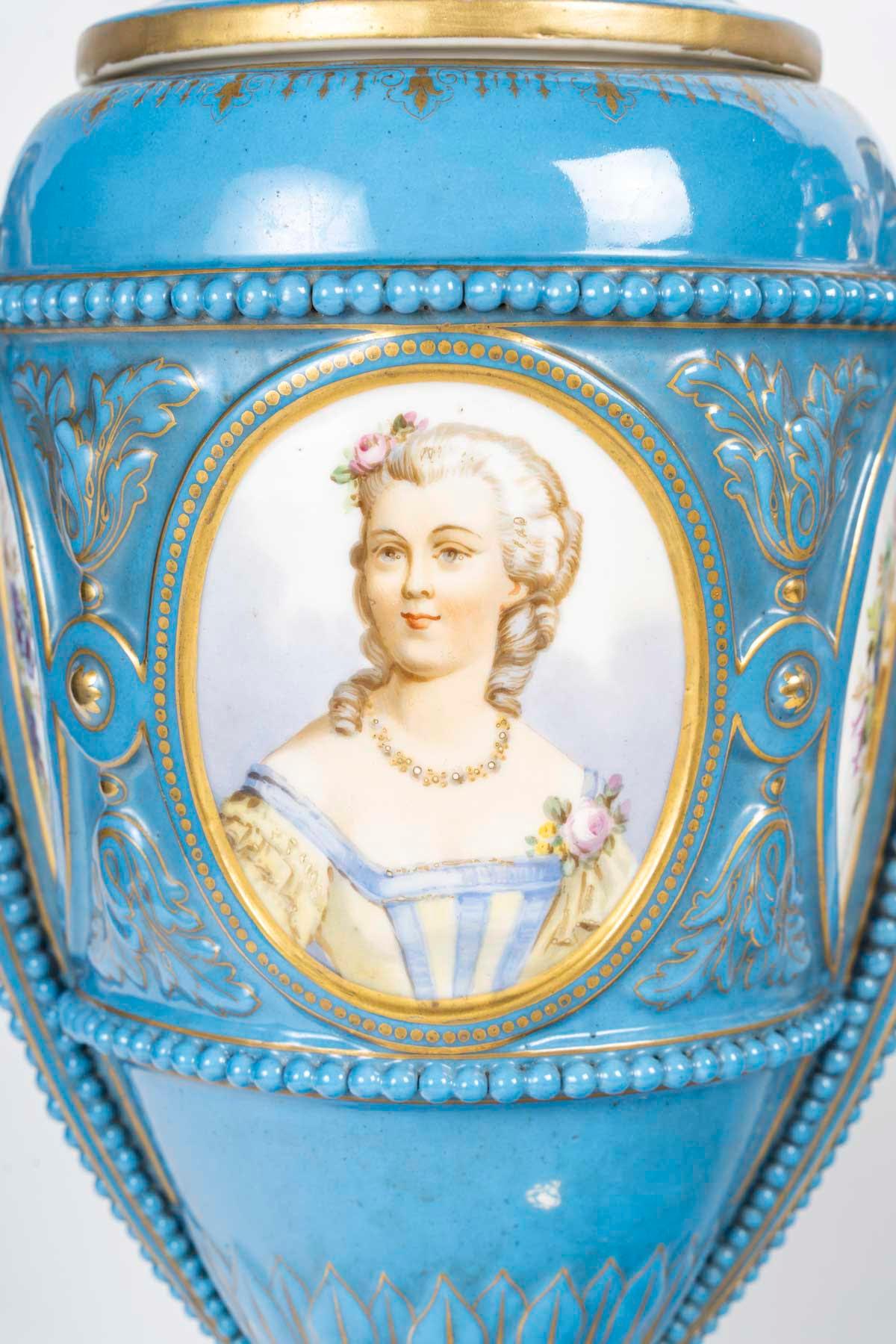 Coppia di vasi coperti in porcellana di Sèvres, XIX secolo, periodo Napoleone III.


Coppia di vasi in porcellana di Sèvres e bronzo dorato con medaglione, periodo Napoleone III, XIX secolo.
H. H. 46 cm, L. 23 cm, P. 18 cm.