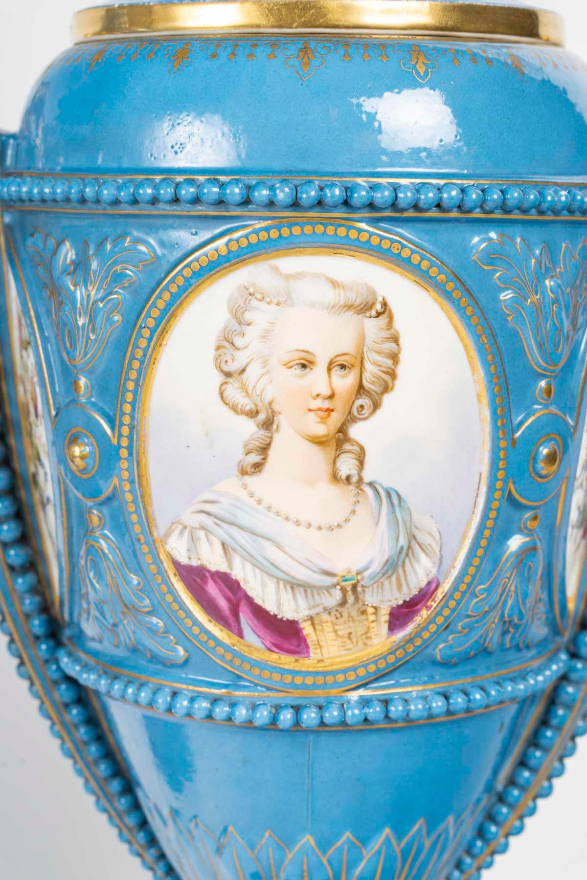 Francese Coppia di vasi coperti in porcellana di Sèvres, XIX secolo, periodo Napoleone III. in vendita