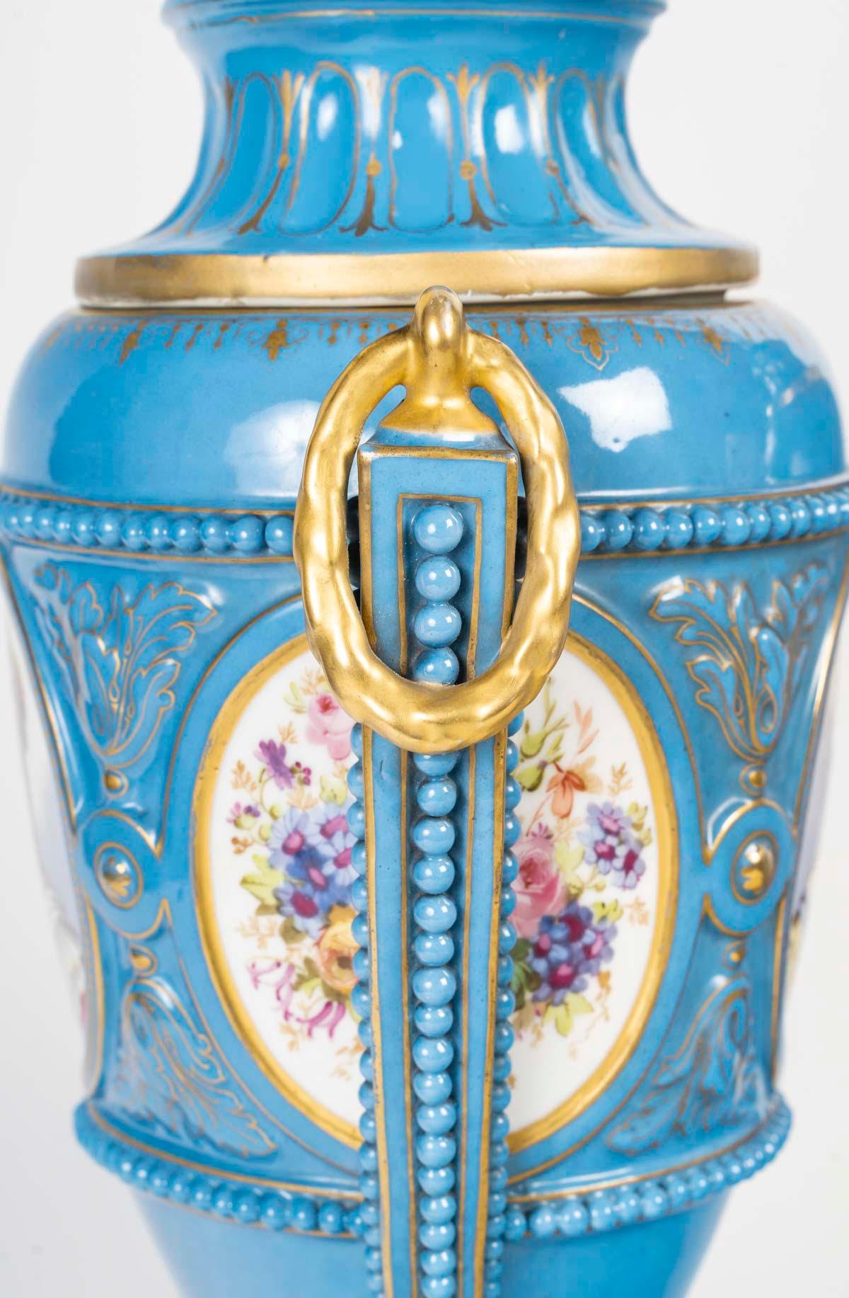 Bronzo Coppia di vasi coperti in porcellana di Sèvres, XIX secolo, periodo Napoleone III. in vendita