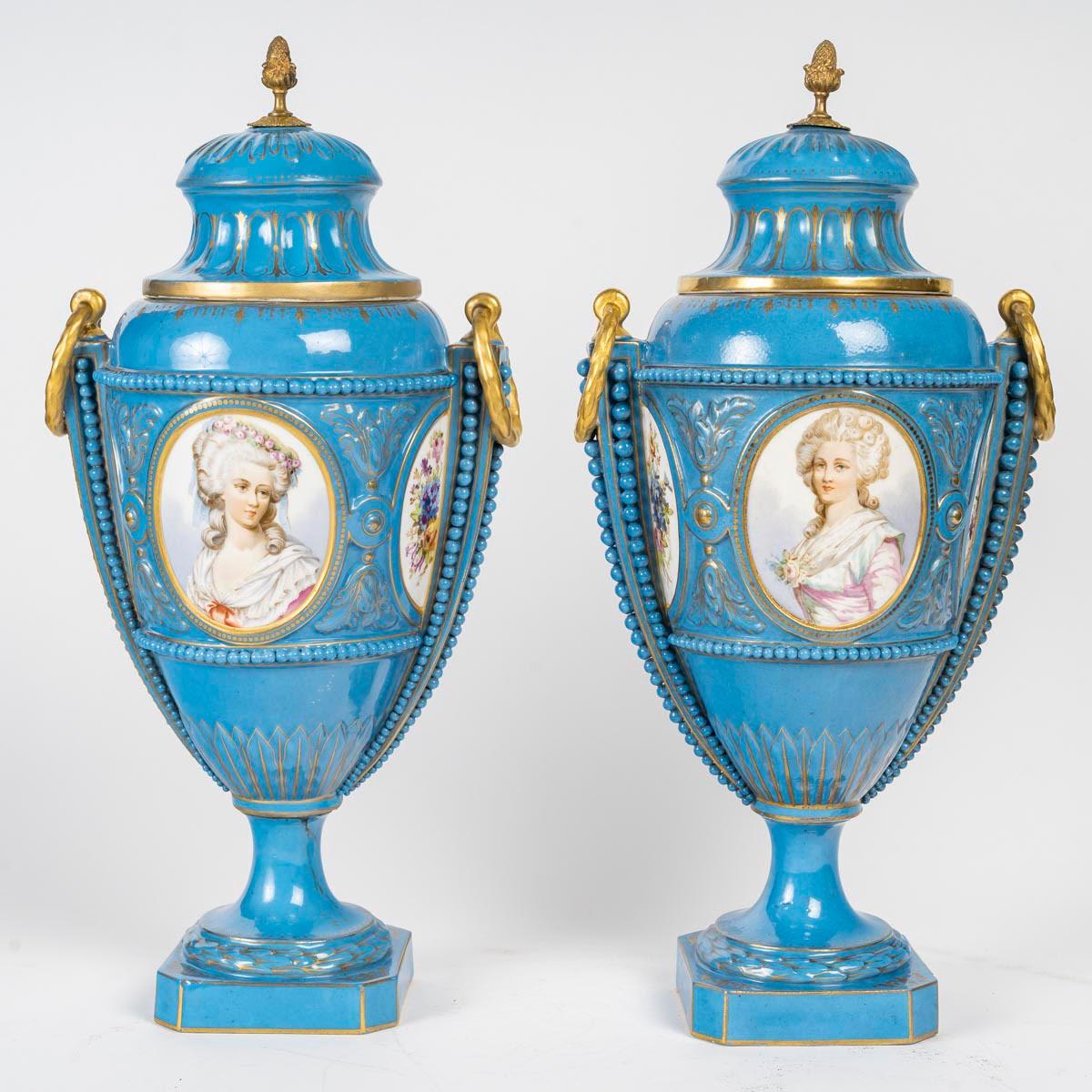 Coppia di vasi coperti in porcellana di Sèvres, XIX secolo, periodo Napoleone III. in vendita 1