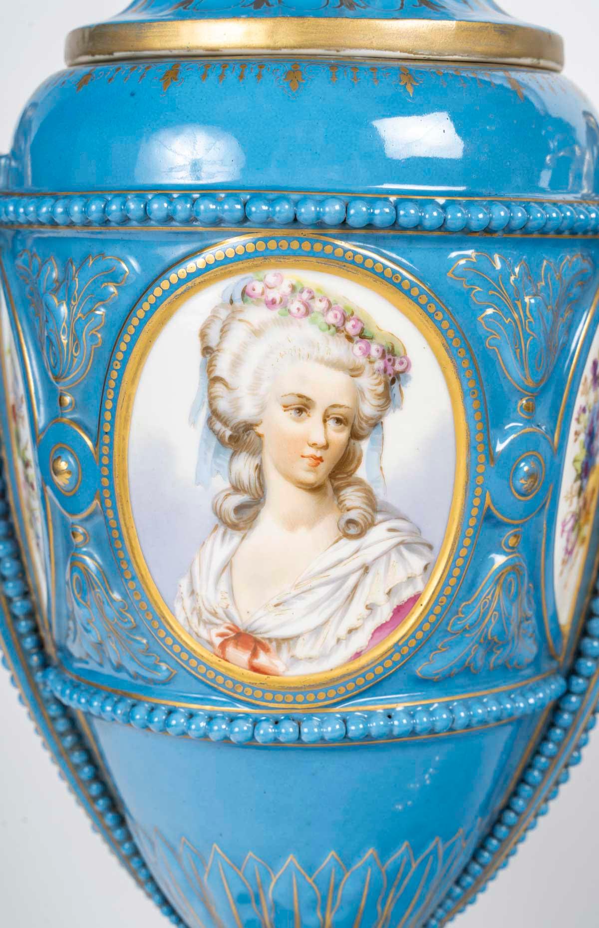 Coppia di vasi coperti in porcellana di Sèvres, XIX secolo, periodo Napoleone III. in vendita 2