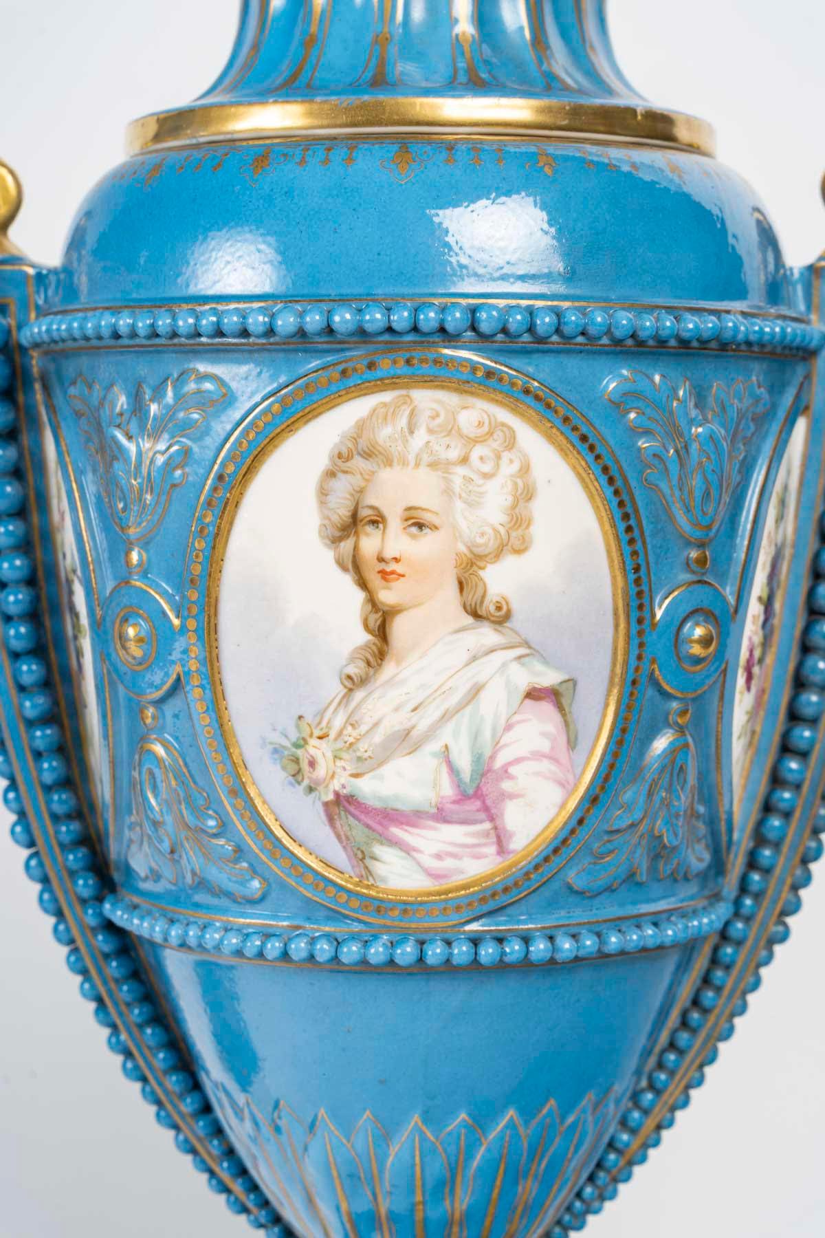 Coppia di vasi coperti in porcellana di Sèvres, XIX secolo, periodo Napoleone III. in vendita 3