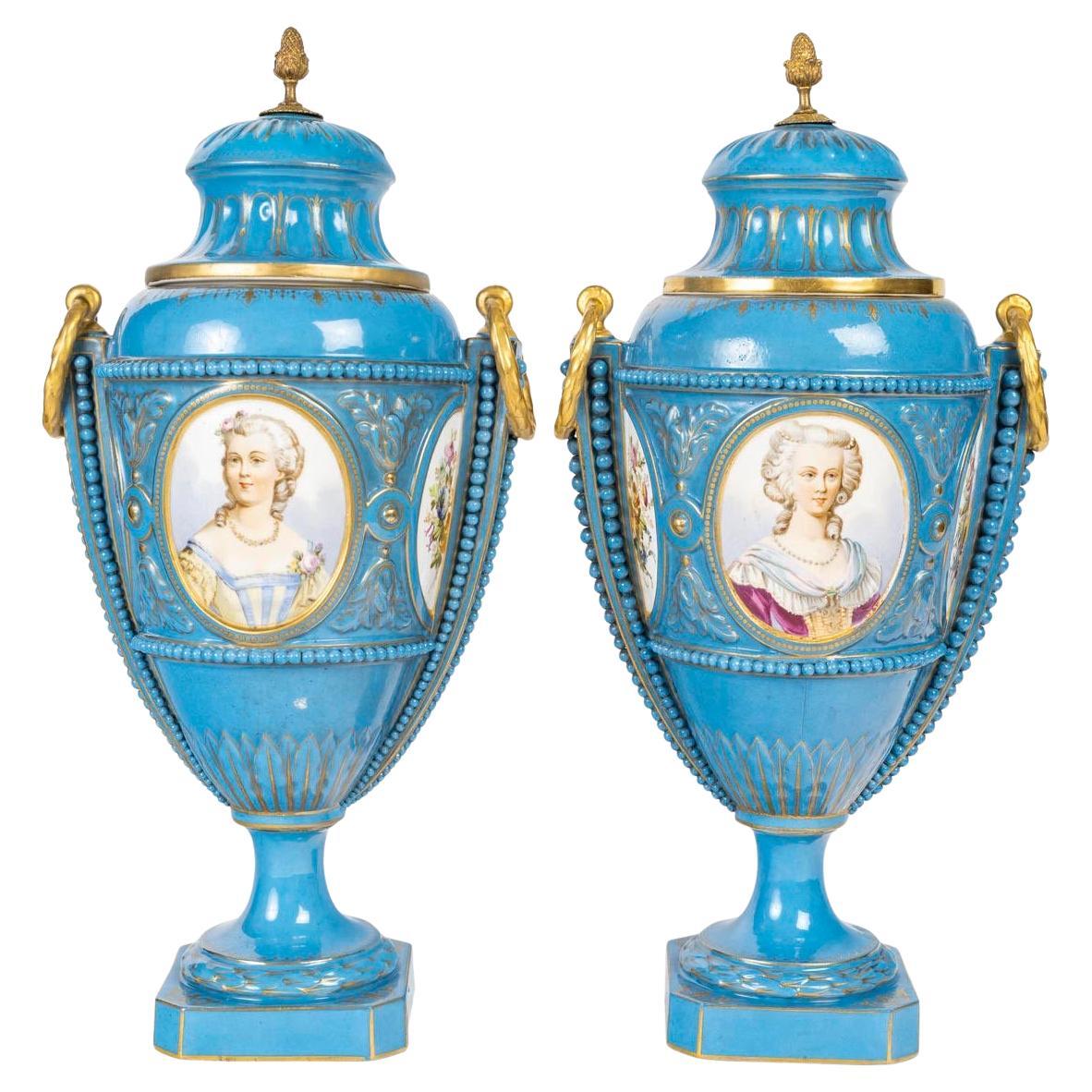 Pareja de Jarrones Cubiertos de Porcelana de Sèvres, Siglo XIX, Época de Napoleón III.
