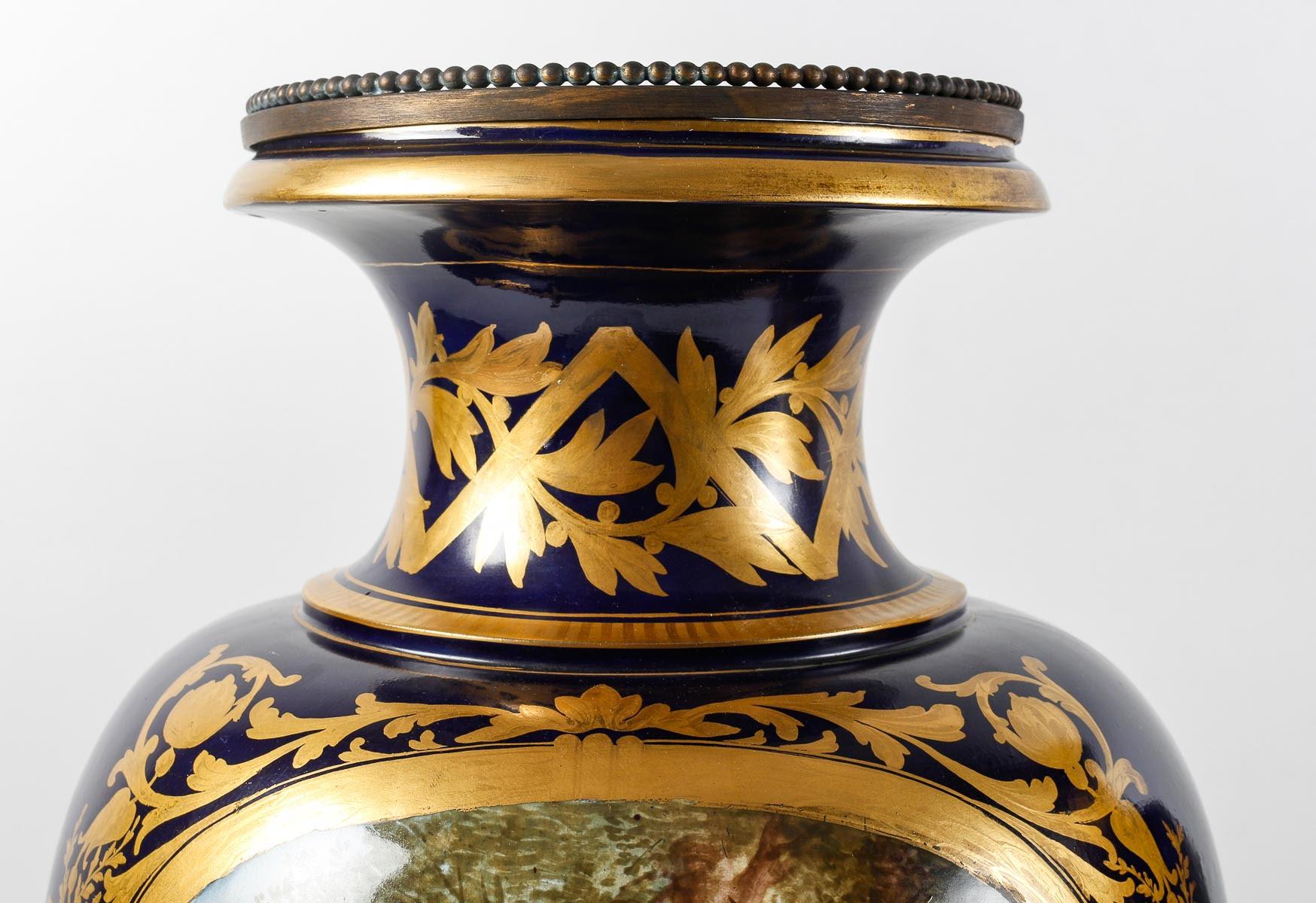 Paire de vases couverts en porcelaine de Sèvres et bronze doré. en vente 2