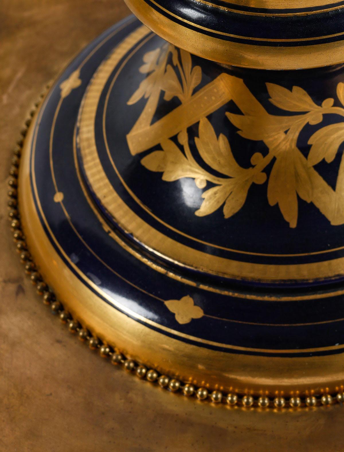 Paire de vases couverts en porcelaine de Sèvres et bronze doré. en vente 4