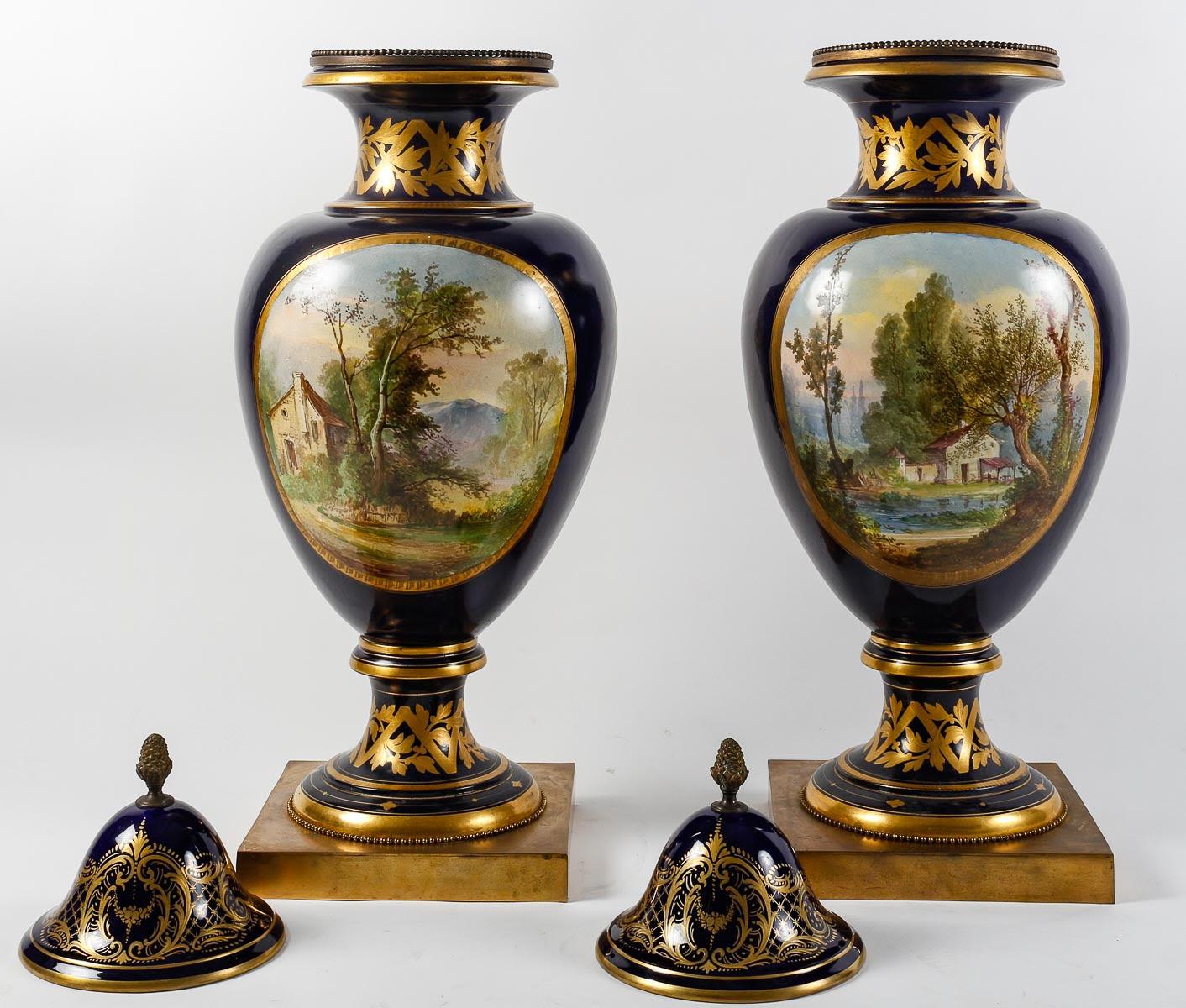 Paire de vases couverts en porcelaine de Sèvres et bronze doré. en vente 5
