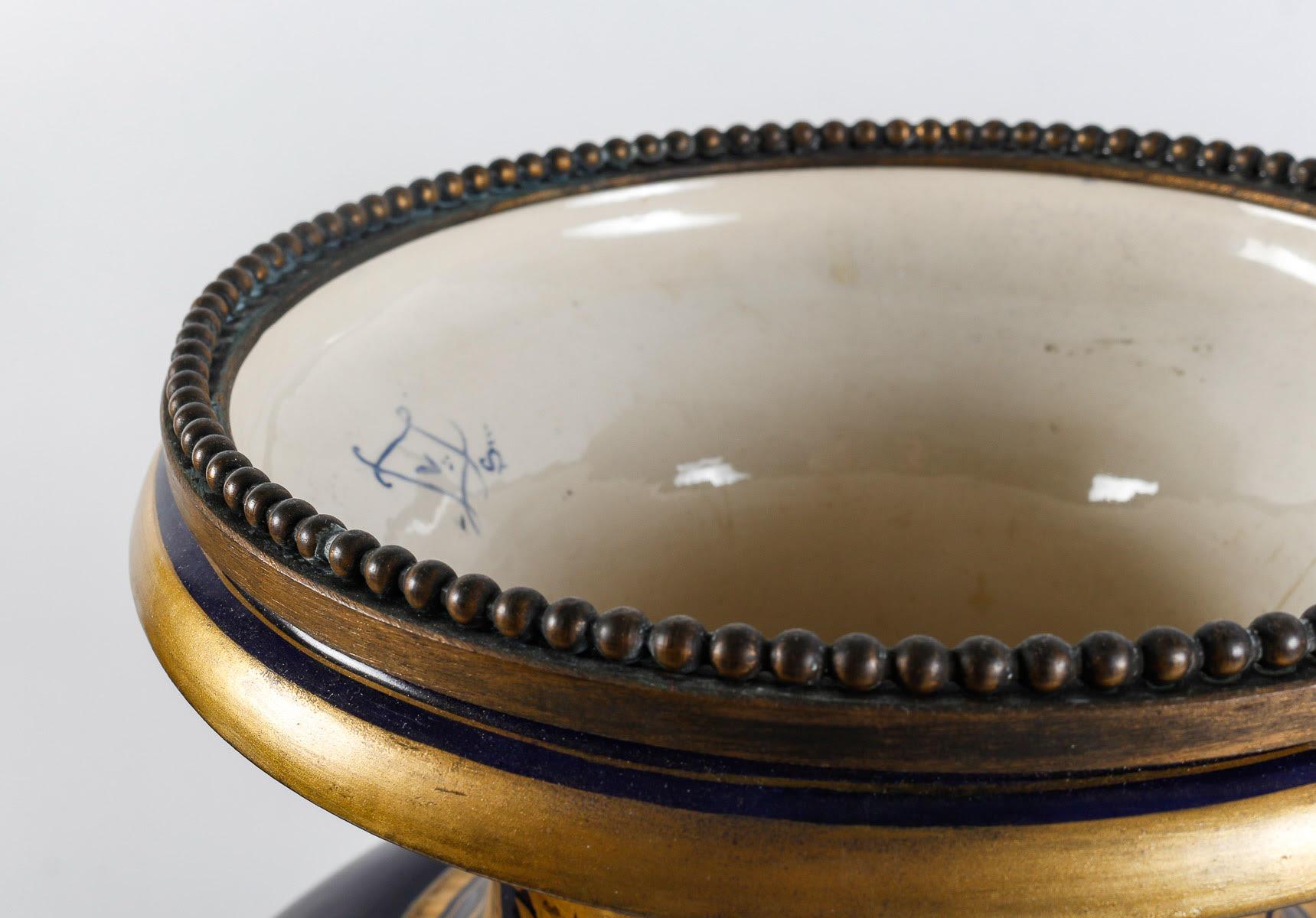 Paar überdachte Vasen aus Sèvres-Porzellan und vergoldeter Bronze. im Angebot 7