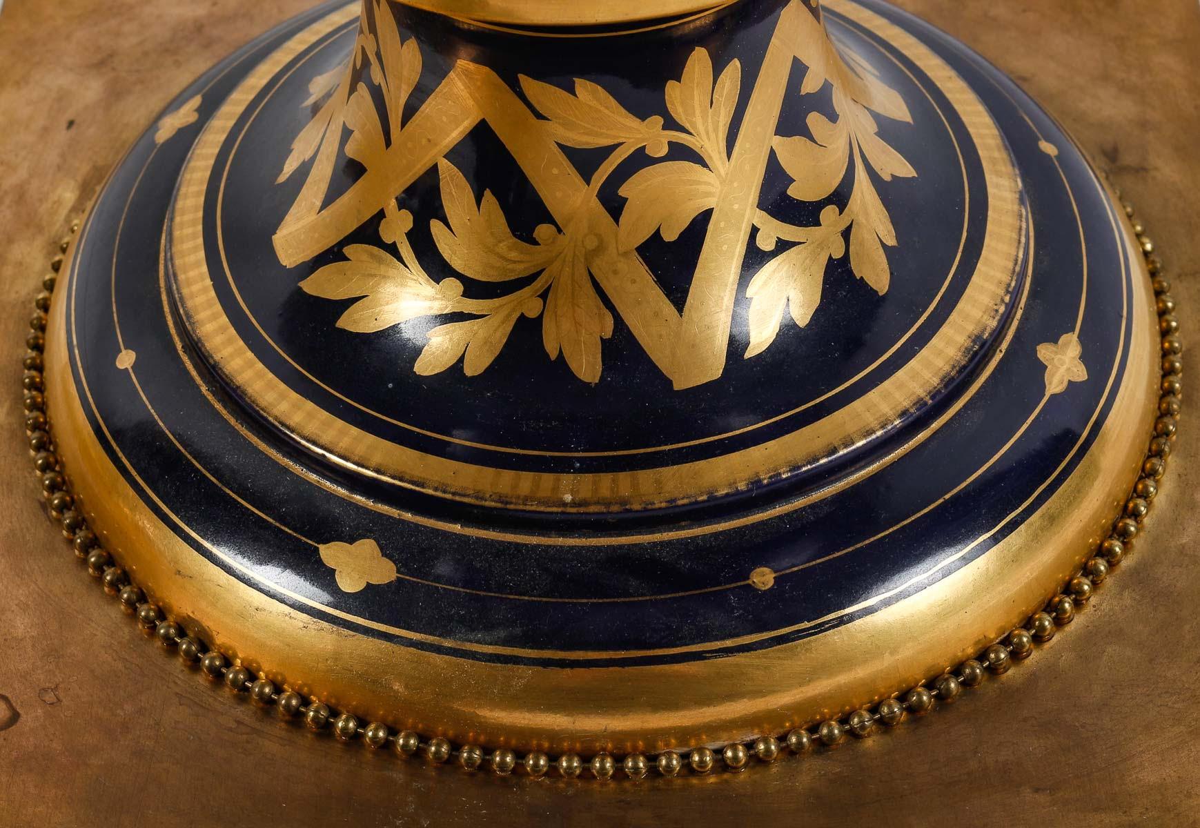 Paire de vases couverts en porcelaine de Sèvres et bronze doré. en vente 7
