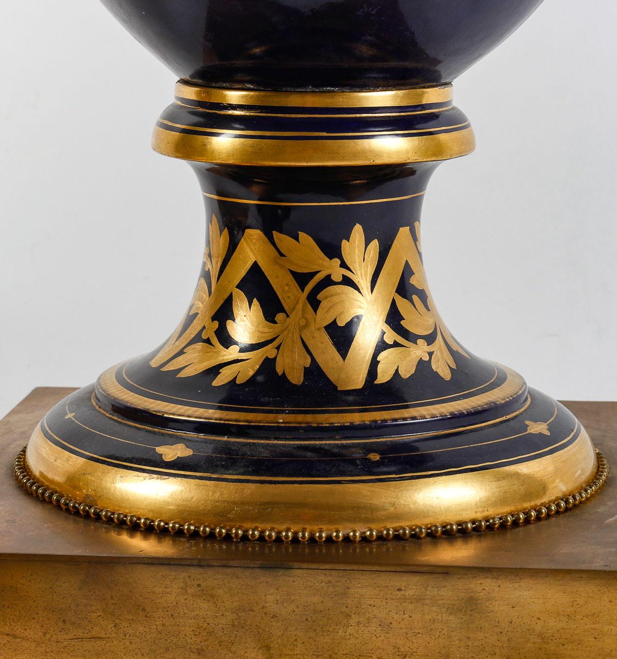 Paire de vases couverts en porcelaine de Sèvres et bronze doré. en vente 8