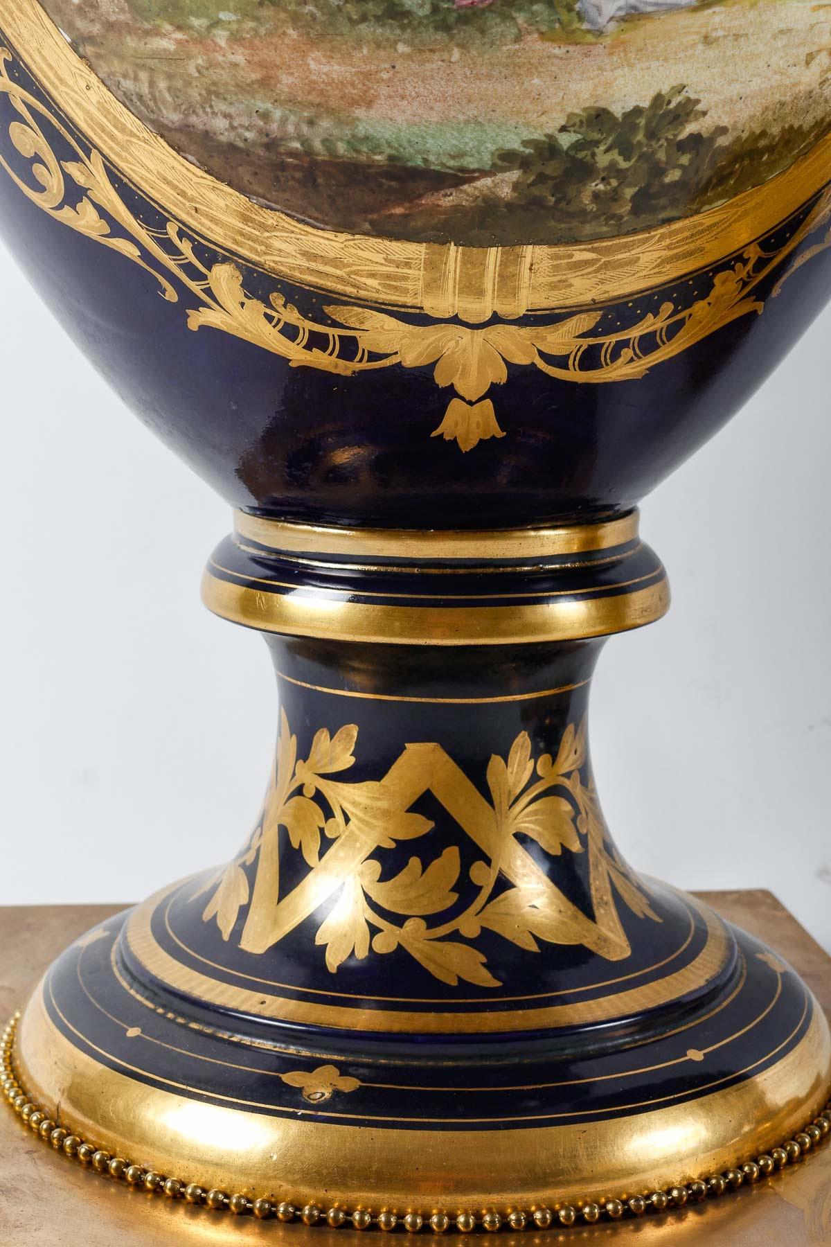 Paar überdachte Vasen aus Sèvres-Porzellan und vergoldeter Bronze. (Französisch) im Angebot