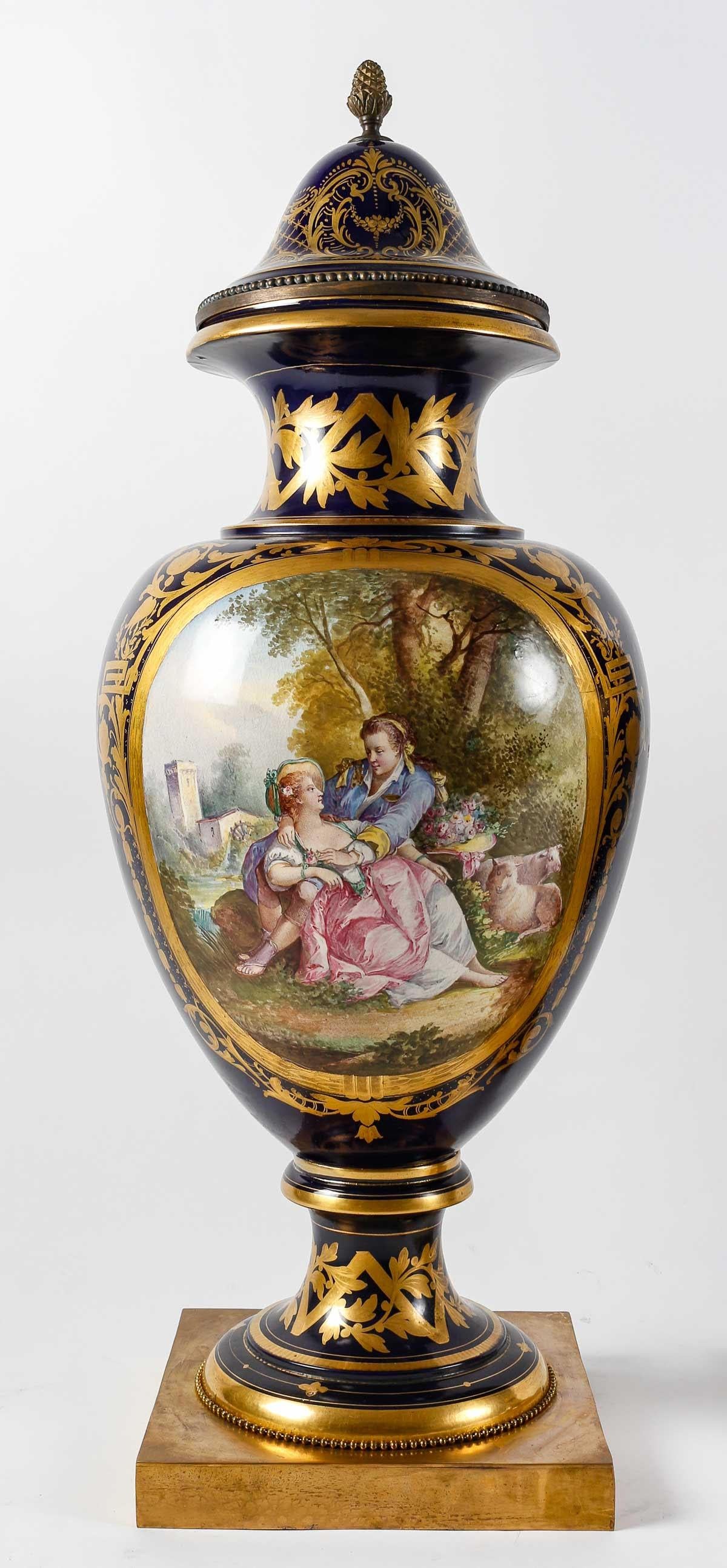 Paar überdachte Vasen aus Sèvres-Porzellan und vergoldeter Bronze. im Zustand „Gut“ im Angebot in Saint-Ouen, FR