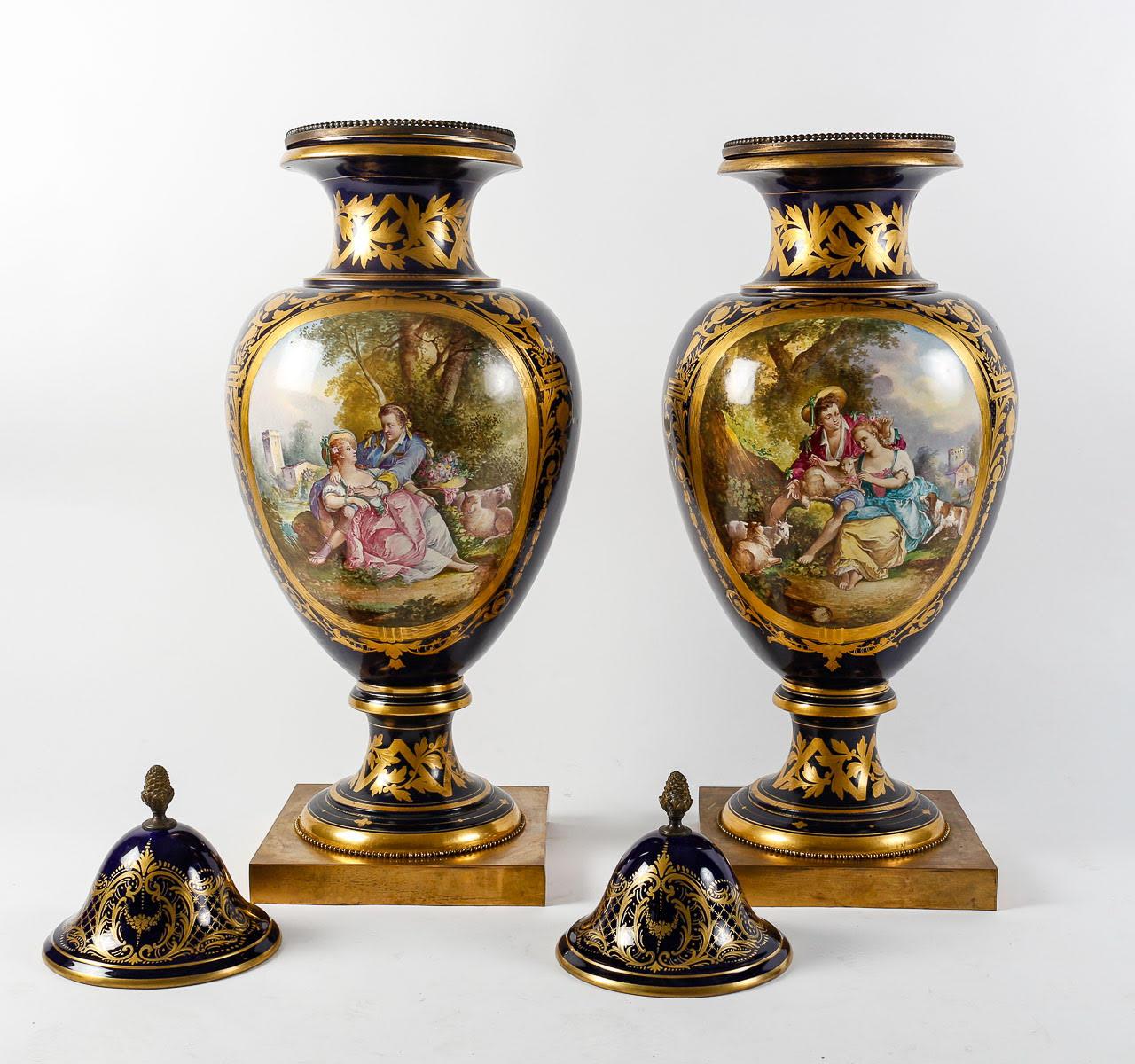 Paar überdachte Vasen aus Sèvres-Porzellan und vergoldeter Bronze. (19. Jahrhundert) im Angebot