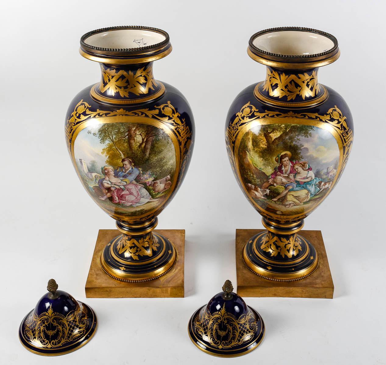 Paar überdachte Vasen aus Sèvres-Porzellan und vergoldeter Bronze. im Angebot 1