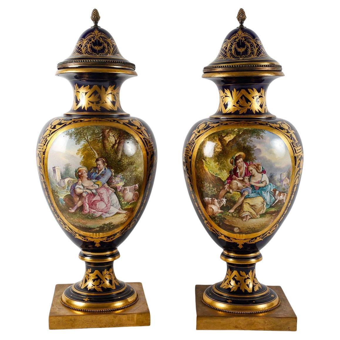 Paar überdachte Vasen aus Sèvres-Porzellan und vergoldeter Bronze. im Angebot